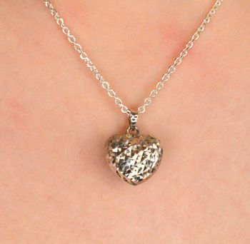 Zawieszka srebrna próba 925, serce z zdobionym wzorem DIA-ZAW-12332-925 Delikatna i elegancka zawieszka, która łączy w sobie symbol miłości z pięknym, zdobionym wzorem (3).JPG