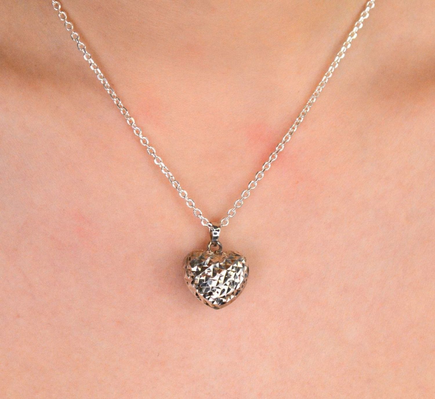 Zawieszka srebrna próba 925, serce z zdobionym wzorem DIA-ZAW-12332-925 Delikatna i elegancka zawieszka, która łączy w sobie symbol miłości z pięknym, zdobionym wzorem.1.jpg