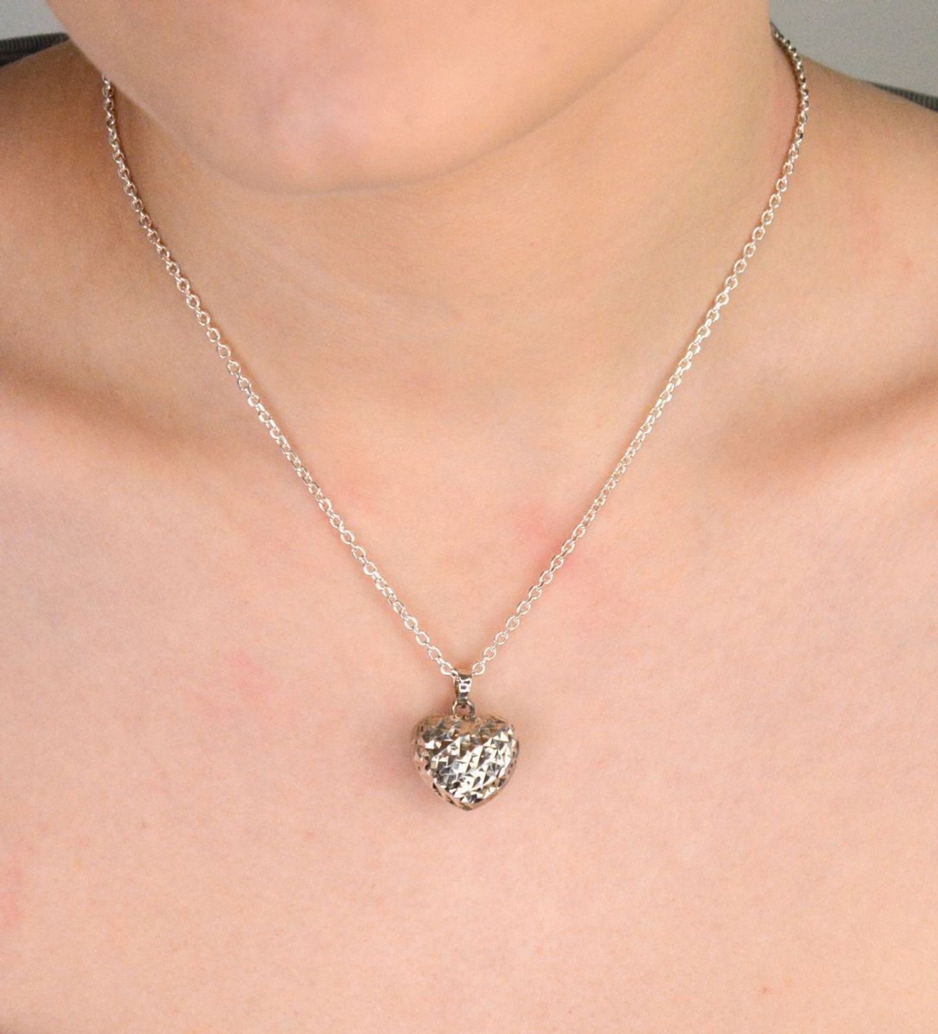 Zawieszka srebrna próba 925, serce z zdobionym wzorem DIA-ZAW-12332-925 Delikatna i elegancka zawieszka, która łączy w sobie symbol miłości z pięknym, zdobionym wzorem.1.jpg