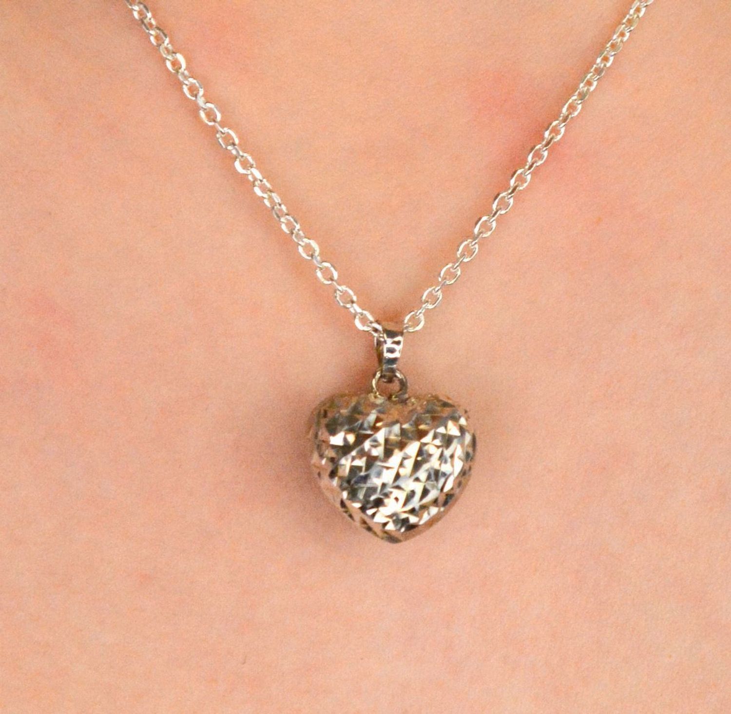 Zawieszka srebrna próba 925, serce z zdobionym wzorem DIA-ZAW-12332-925 Delikatna i elegancka zawieszka, która łączy w sobie symbol miłości z pięknym, zdobionym wzorem.1.jpg