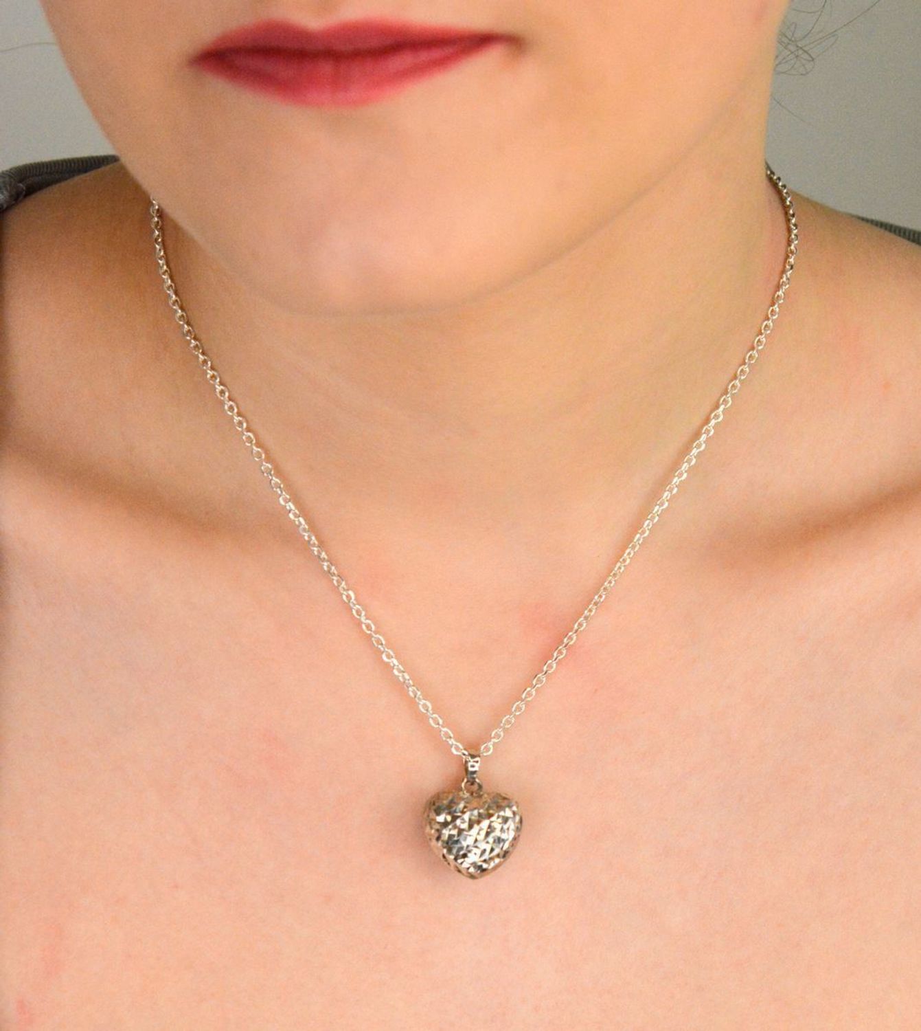 Zawieszka srebrna próba 925, serce z zdobionym wzorem DIA-ZAW-12332-925 Delikatna i elegancka zawieszka, która łączy w sobie symbol miłości z pięknym, zdobionym wzorem.1.jpg