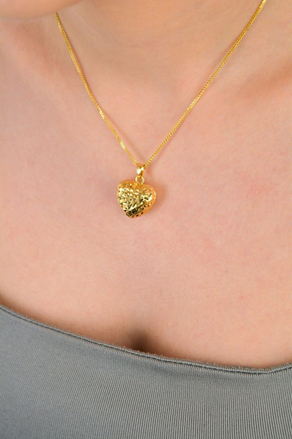 Zawieszka srebrna pozłacana serce grawerowane próba 925, DIA-ZAW-12332Z-925 Zawieszka w kształcie serca, wykonana z srebra próby 925, pozłacana na wysoki połysk, to subtelna i elegancka1.jpg