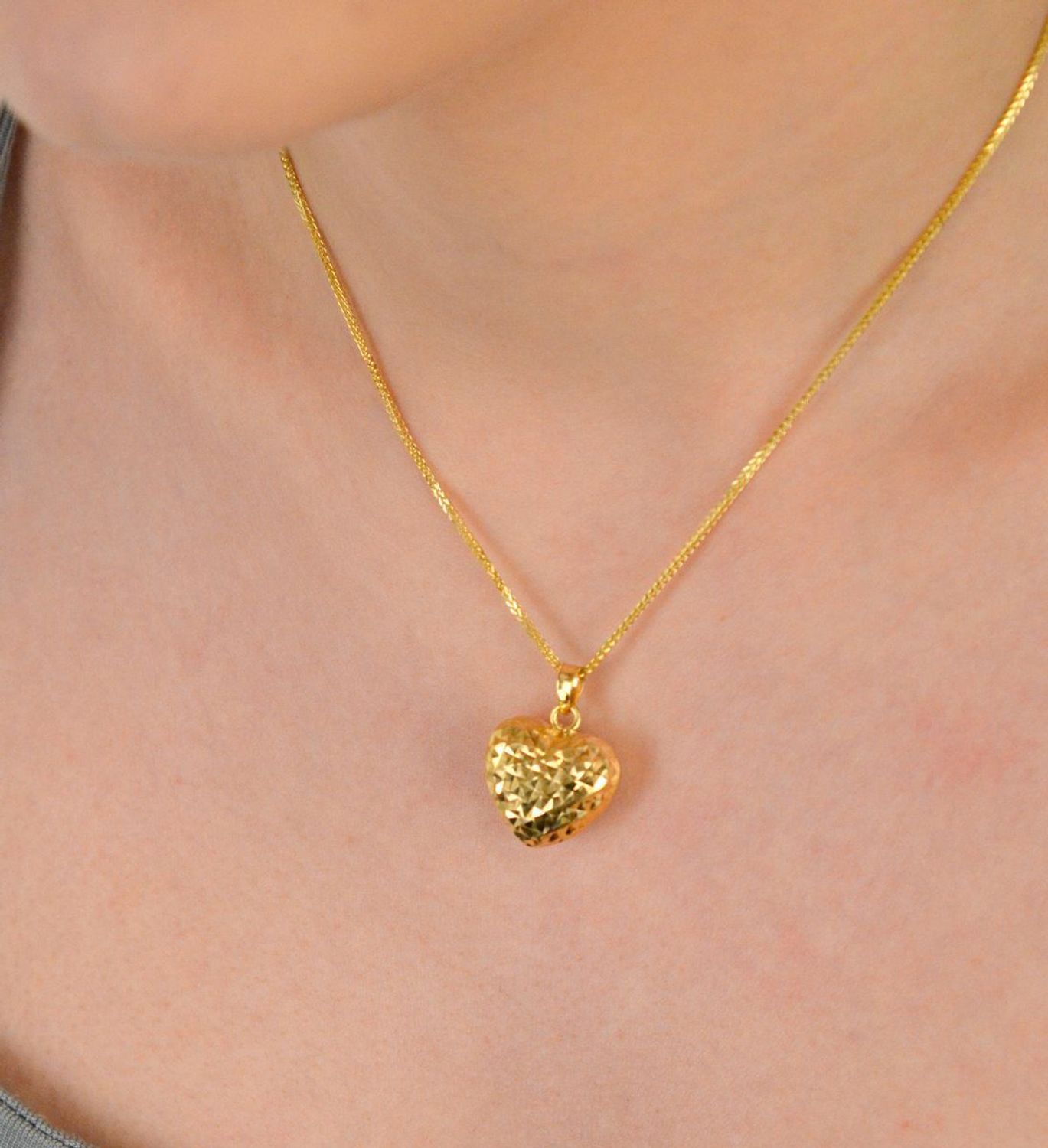 Zawieszka srebrna pozłacana serce grawerowane próba 925, DIA-ZAW-12332Z-925 Zawieszka w kształcie serca, wykonana z srebra próby 925, pozłacana na wysoki połysk, to subtelna i elegancka1.jpg