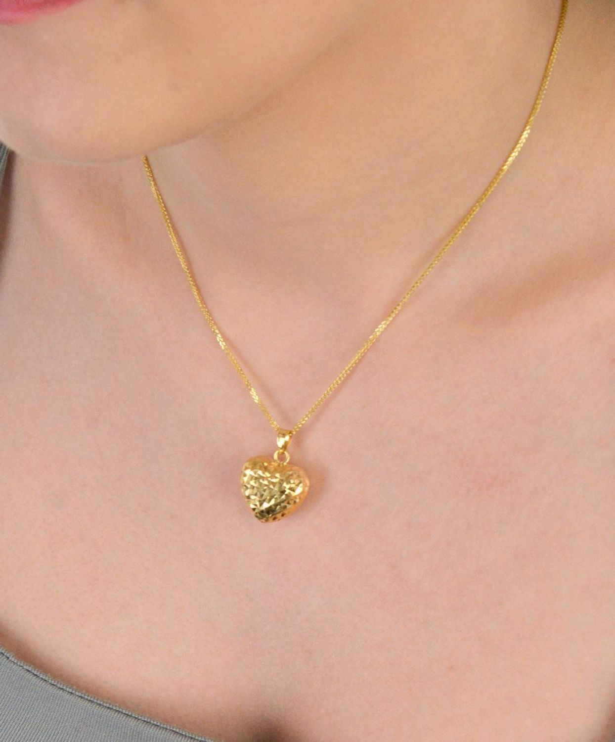 Zawieszka srebrna pozłacana serce grawerowane próba 925, DIA-ZAW-12332Z-925 Zawieszka w kształcie serca, wykonana z srebra próby 925, pozłacana na wysoki połysk, to subtelna i elegancka1.jpg