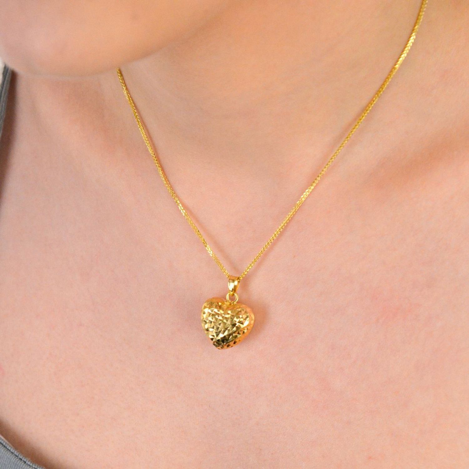 Zawieszka srebrna pozłacana serce grawerowane próba 925, DIA-ZAW-12332Z-925 Zawieszka w kształcie serca, wykonana z srebra próby 925, pozłacana na wysoki połysk, to subtelna i elegancka1.jpg