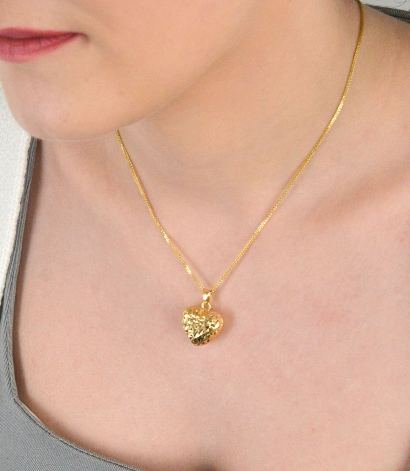 Zawieszka srebrna pozłacana serce grawerowane próba 925, DIA-ZAW-12332Z-925 Zawieszka w kształcie serca, wykonana z srebra próby 925, pozłacana na wysoki połysk, to subtelna i elegancka1.jpg