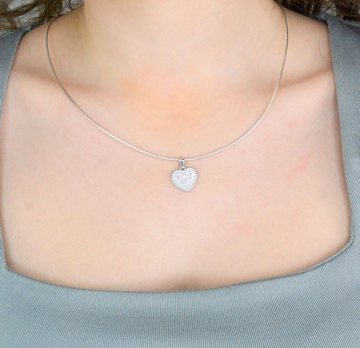 Zawieszka serce srebrne różowa cyrkonia, próba 925 DIA-ZAW-12333-925  Srebrna zawieszka została wykonana z najwyższej jakości srebra próby 925. Zawieszka w kształcie serca, ozdobiona różową cyrkonią.jpg