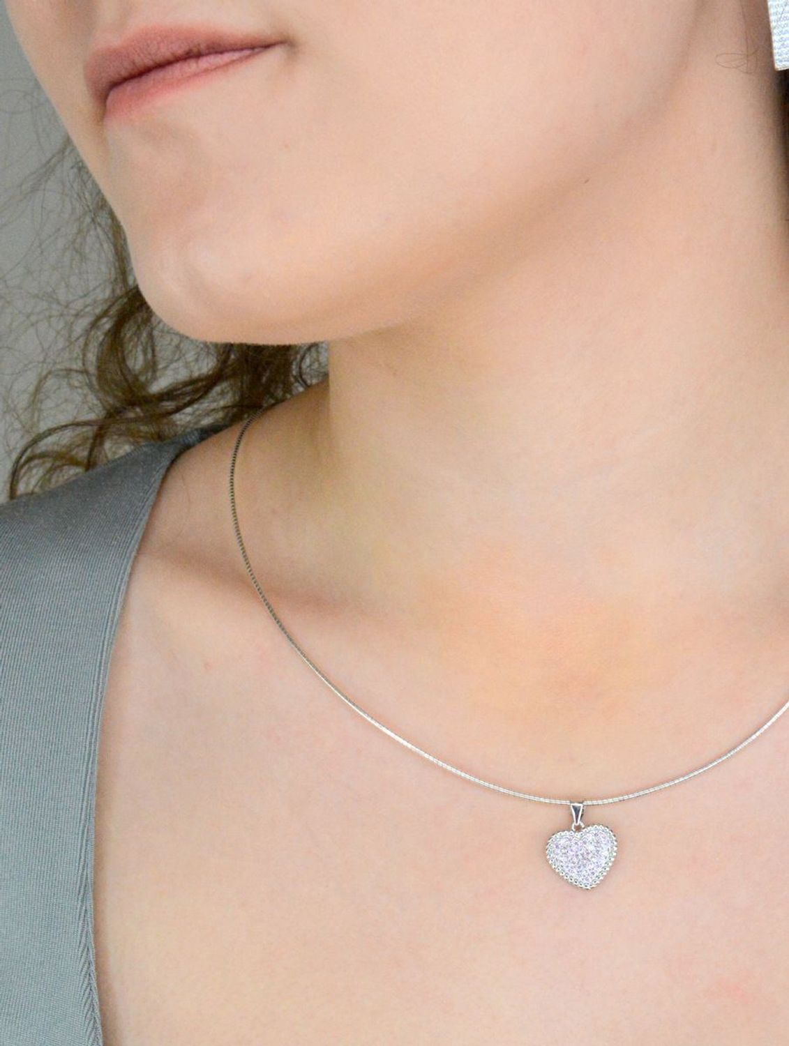 Zawieszka serce srebrne różowa cyrkonia, próba 925 DIA-ZAW-12333-925  Srebrna zawieszka została wykonana z najwyższej jakości srebra próby 925. Zawieszka w kształcie serca, ozdobiona różową cyrkonią.jpg