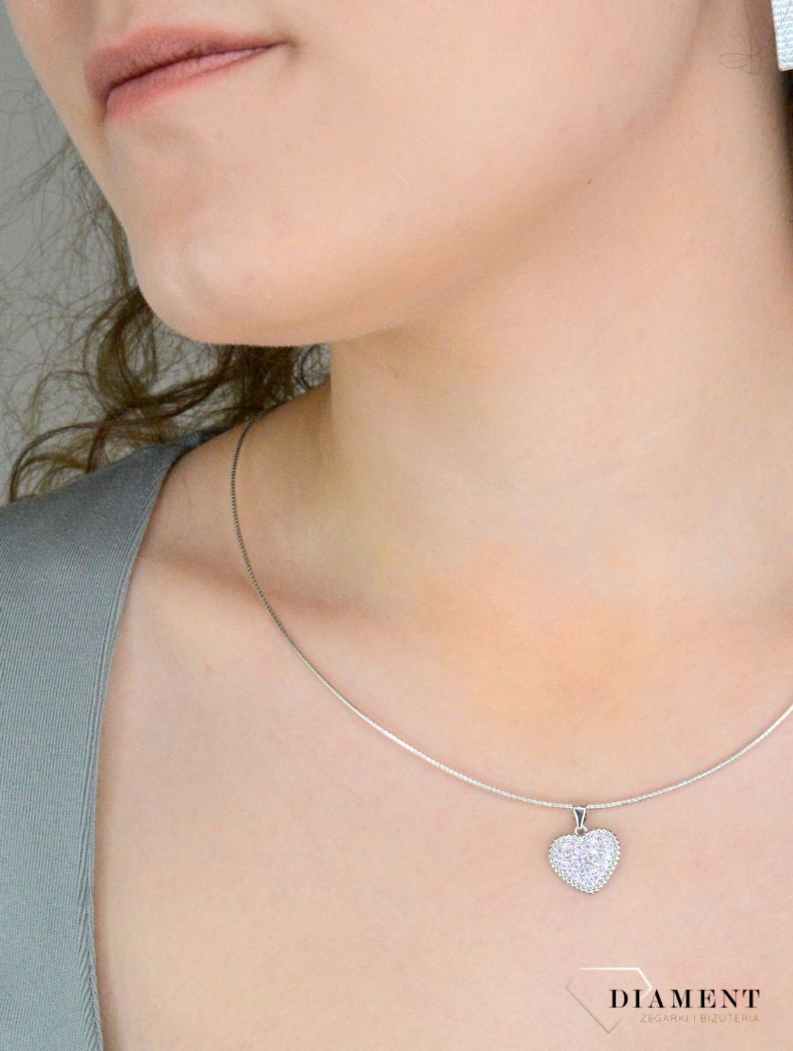Zawieszka serce srebrne różowa cyrkonia, próba 925 DIA-ZAW-12333-925  Srebrna zawieszka została wykonana z najwyższej jakości srebra próby 925. Zawieszka w kształcie serca, ozdobiona różową cyrkonią.jpg