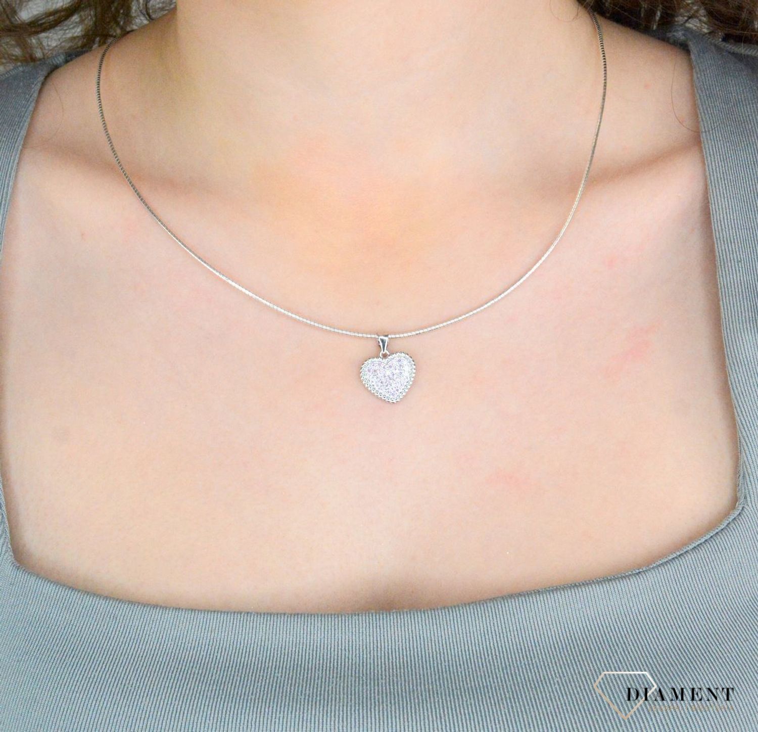 Zawieszka serce srebrne różowa cyrkonia, próba 925 DIA-ZAW-12333-925  Srebrna zawieszka została wykonana z najwyższej jakości srebra próby 925. Zawieszka w kształcie serca, ozdobiona różową cyrkonią.jpg