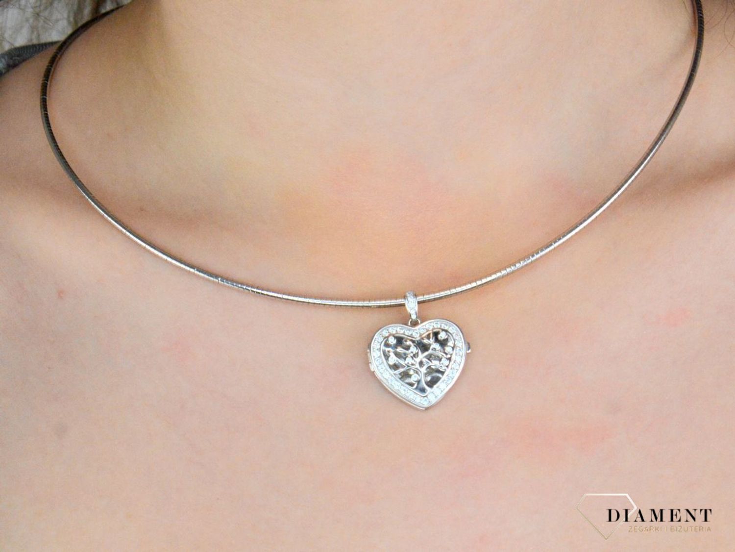 Zawieszka srebrna serce otwierane z cyrkoniami próba 925, DIA-ZAW-12334-925 Srebrna zawieszka została wykonana z najwyższej jakości srebra próby 925. Zawieszka w kształcie serca, ozdobiona cyrkoniami.1.jpg