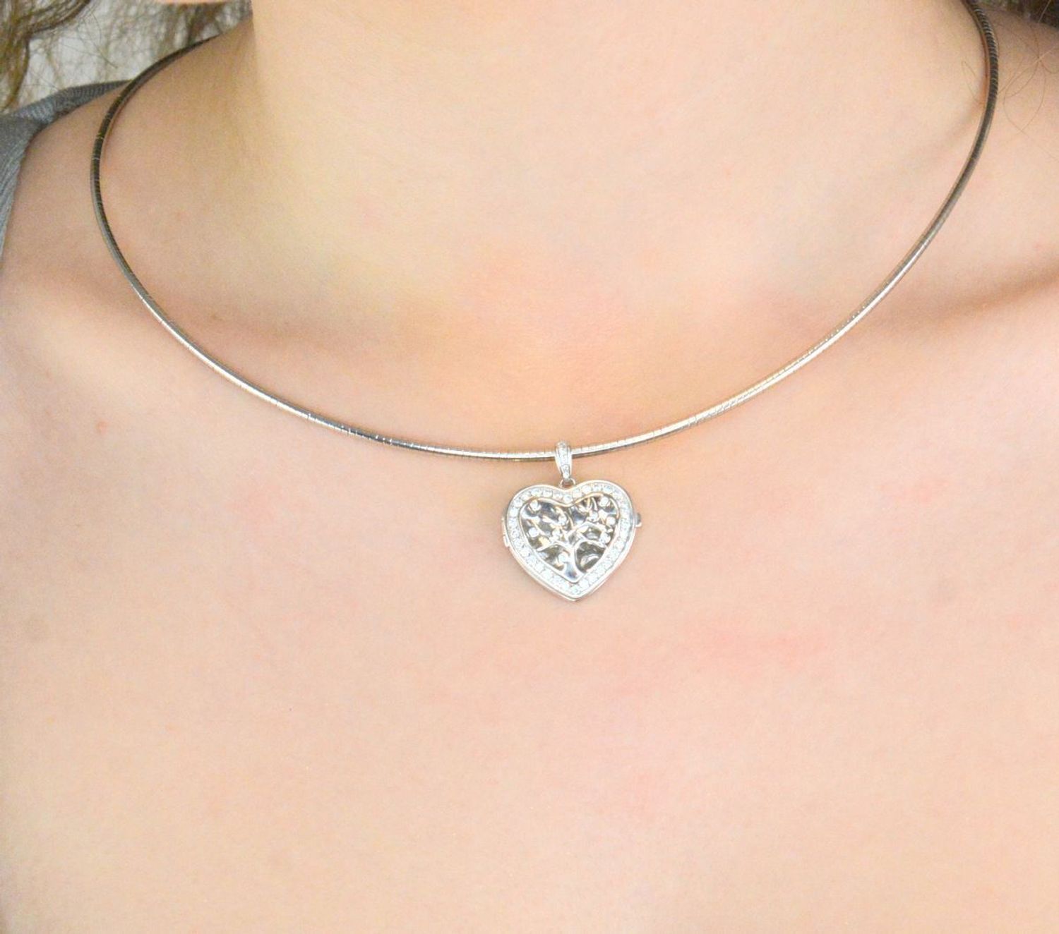 Zawieszka srebrna serce otwierane z cyrkoniami próba 925, DIA-ZAW-12334-925 Srebrna zawieszka została wykonana z najwyższej jakości srebra próby 925. Zawieszka w kształcie serca, ozdobiona cyrkoniami.1.jpg