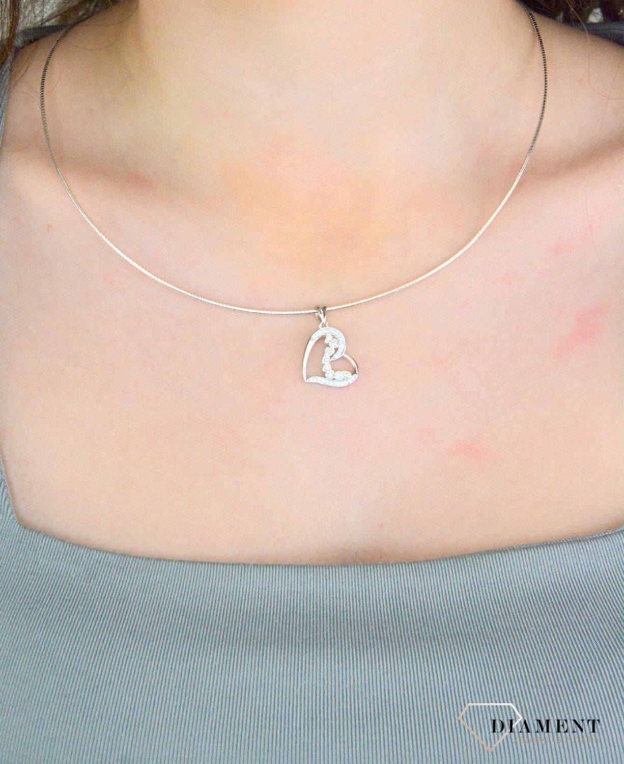 Srebrna zawieszka damska 925 serce z cyrkoniami DIA-ZAW-12335-925 Srebrna zawieszka została wykonana z najwyższej jakości srebra próby 925. Zawieszka w kształcie serca, ozdobiona cyrkoniami..jpg