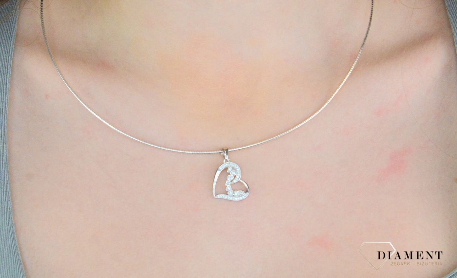 Srebrna zawieszka damska 925 serce z cyrkoniami DIA-ZAW-12335-925 Srebrna zawieszka została wykonana z najwyższej jakości srebra próby 925. Zawieszka w kształcie serca, ozdobiona cyrkoniami..jpg