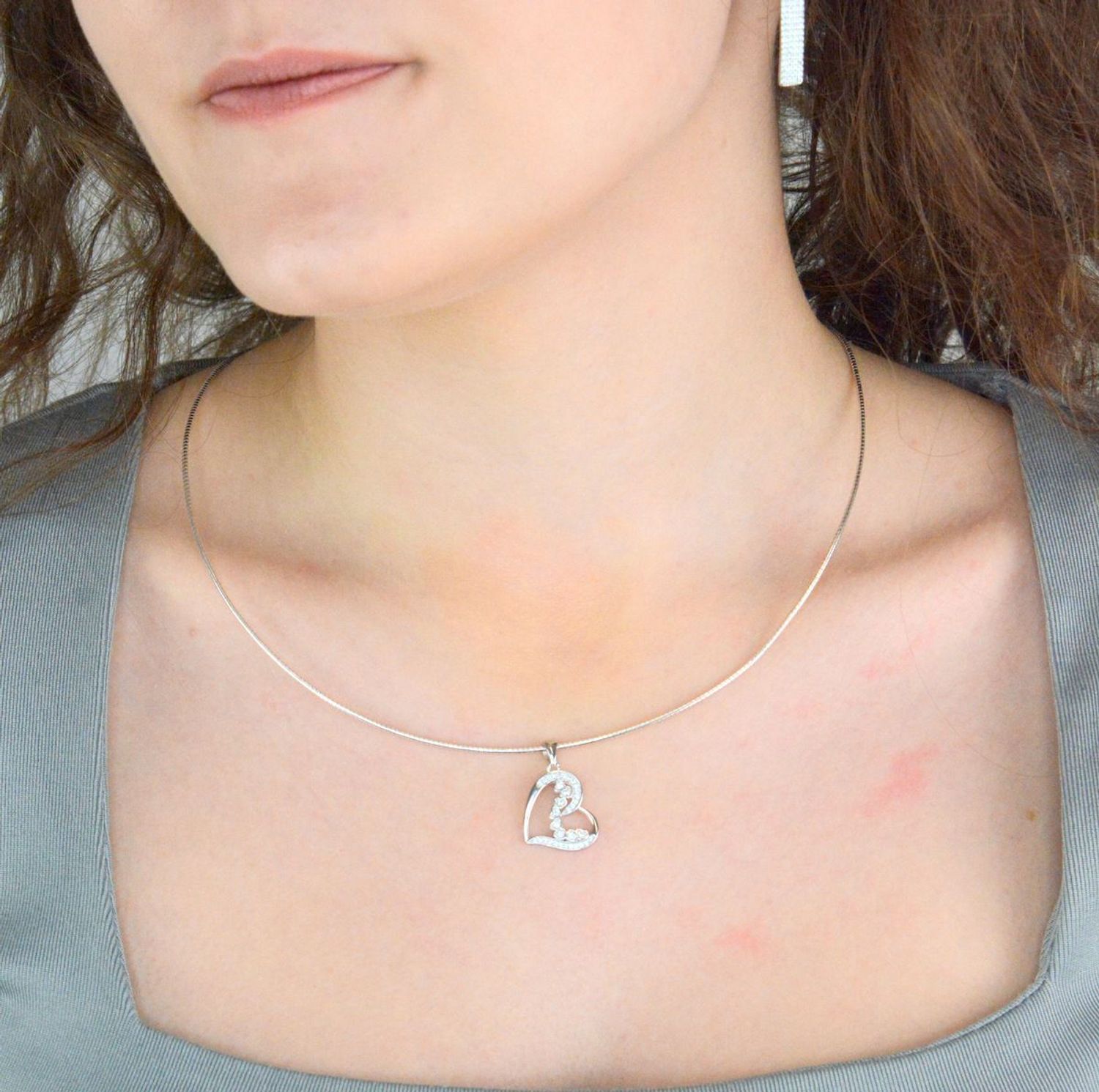 Srebrna zawieszka damska 925 serce z cyrkoniami DIA-ZAW-12335-925 Srebrna zawieszka została wykonana z najwyższej jakości srebra próby 925. Zawieszka w kształcie serca, ozdobiona cyrkoniami..jpg