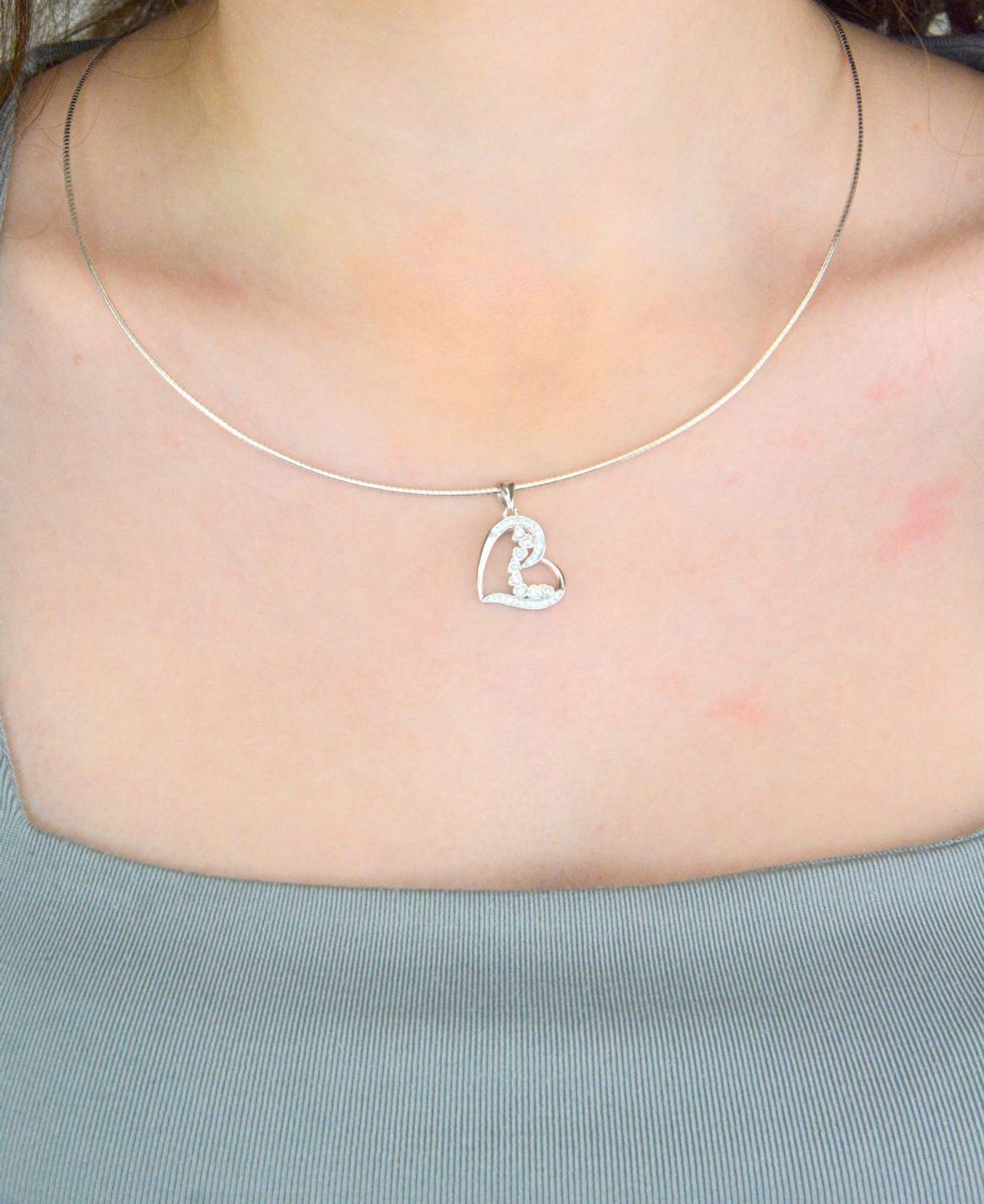 Srebrna zawieszka damska 925 serce z cyrkoniami DIA-ZAW-12335-925 Srebrna zawieszka została wykonana z najwyższej jakości srebra próby 925. Zawieszka w kształcie serca, ozdobiona cyrkoniami..jpg