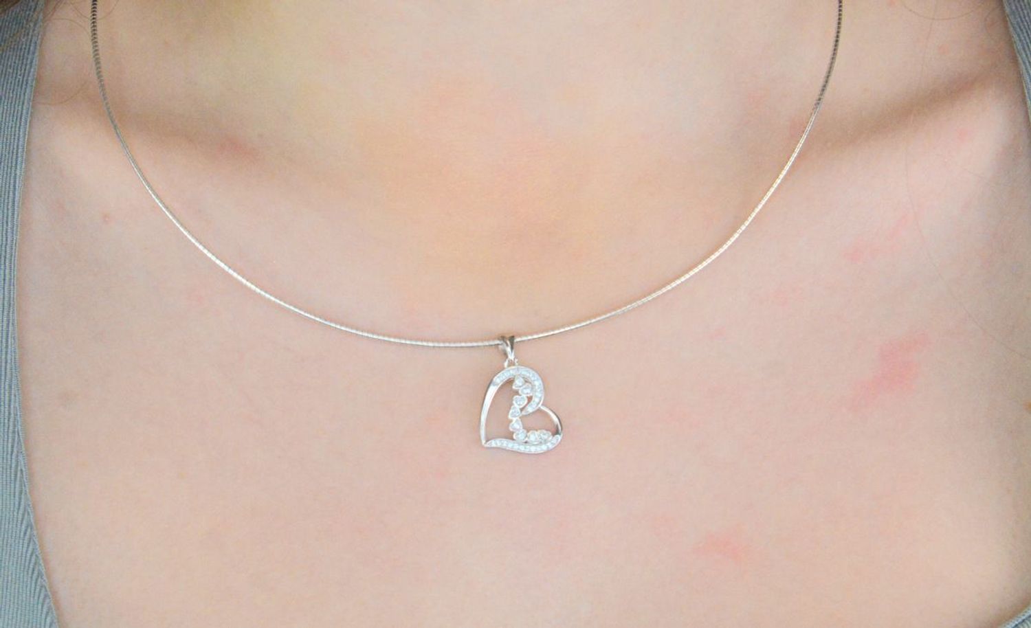 Srebrna zawieszka damska 925 serce z cyrkoniami DIA-ZAW-12335-925 Srebrna zawieszka została wykonana z najwyższej jakości srebra próby 925. Zawieszka w kształcie serca, ozdobiona cyrkoniami..jpg