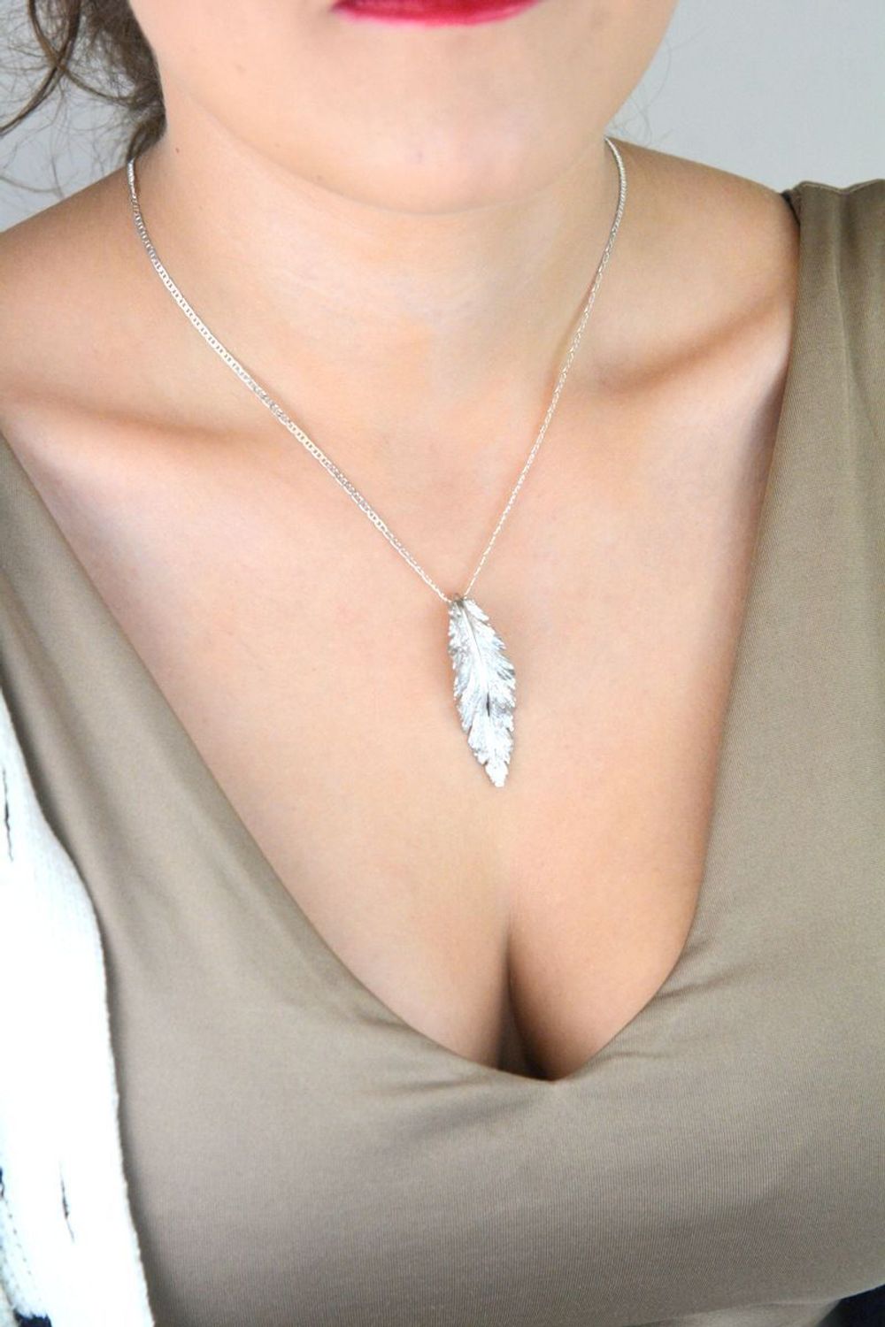 Piękna srebrna zawieszka damska próby 925 w kształcie liścia z piaskowaną powierzchnią. Wymiary 1,5x4,6 cm, waga 3,40 g. Idealny prezent dla kobiety ceniącej oryginalność i elegancję.1.jpg