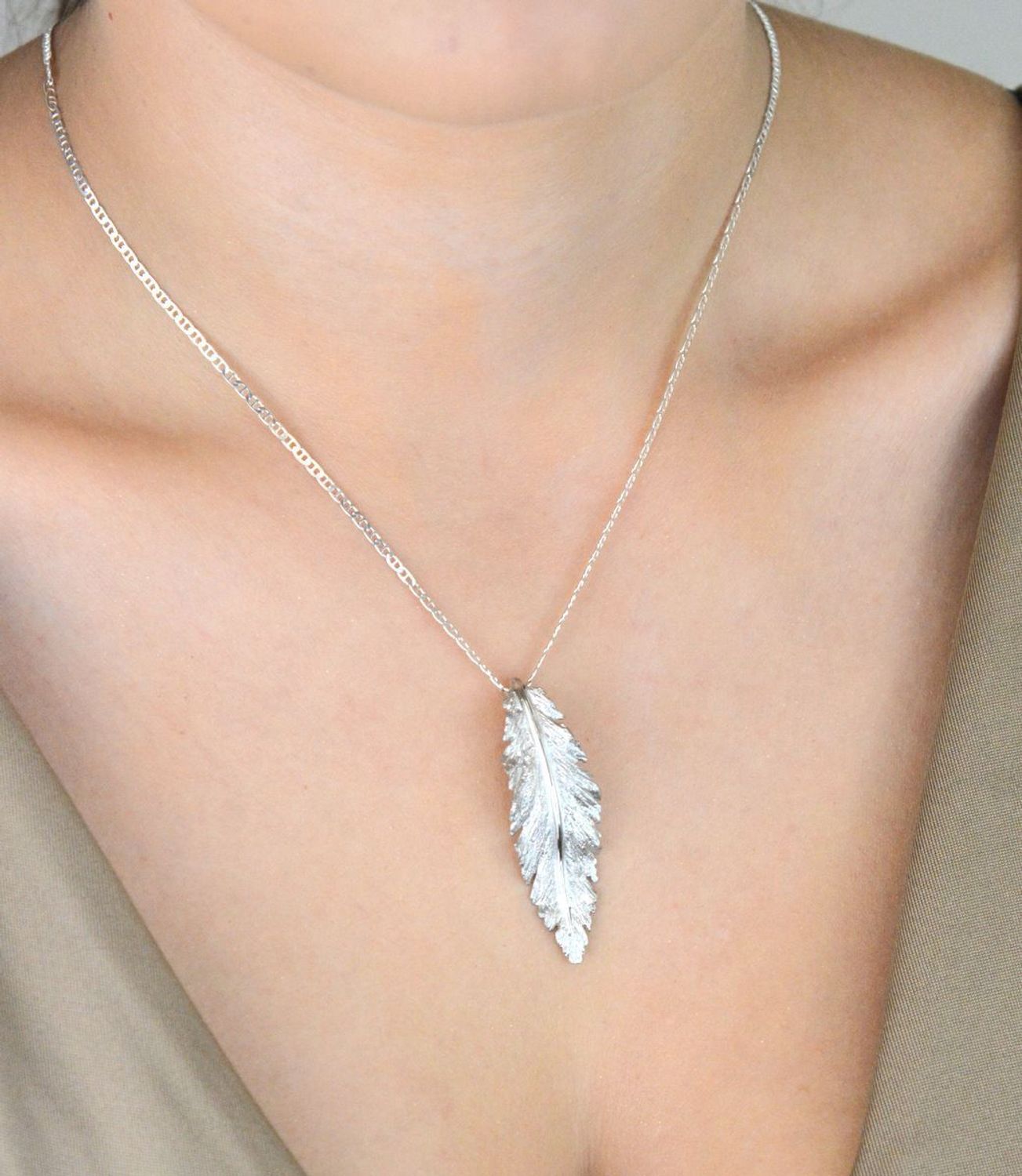 Piękna srebrna zawieszka damska próby 925 w kształcie liścia z piaskowaną powierzchnią. Wymiary 1,5x4,6 cm, waga 3,40 g. Idealny prezent dla kobiety ceniącej oryginalność i elegancję.1.jpg