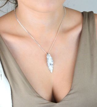 Piękna srebrna zawieszka damska próby 925 w kształcie liścia z piaskowaną powierzchnią. Wymiary 1,5x4,6 cm, waga 3,40 g. Idealny prezent dla kobiety ceniącej oryginalność i elegancję (2).JPG