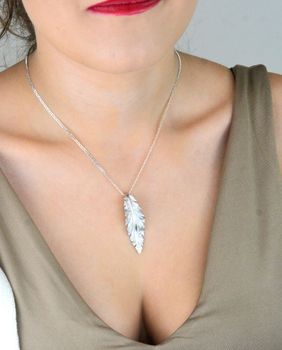 Piękna srebrna zawieszka damska próby 925 w kształcie liścia z piaskowaną powierzchnią. Wymiary 1,5x4,6 cm, waga 3,40 g. Idealny prezent dla kobiety ceniącej oryginalność i elegancję (4).JPG