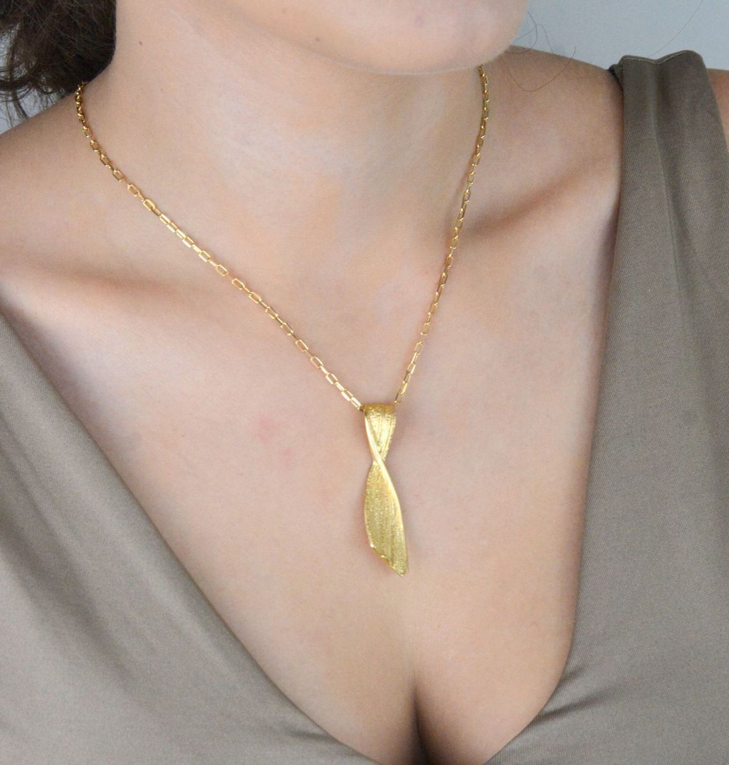 Srebrna zawieszka damska piaskowana pokryta złotem, DIA-ZAW-12381-925.jpg