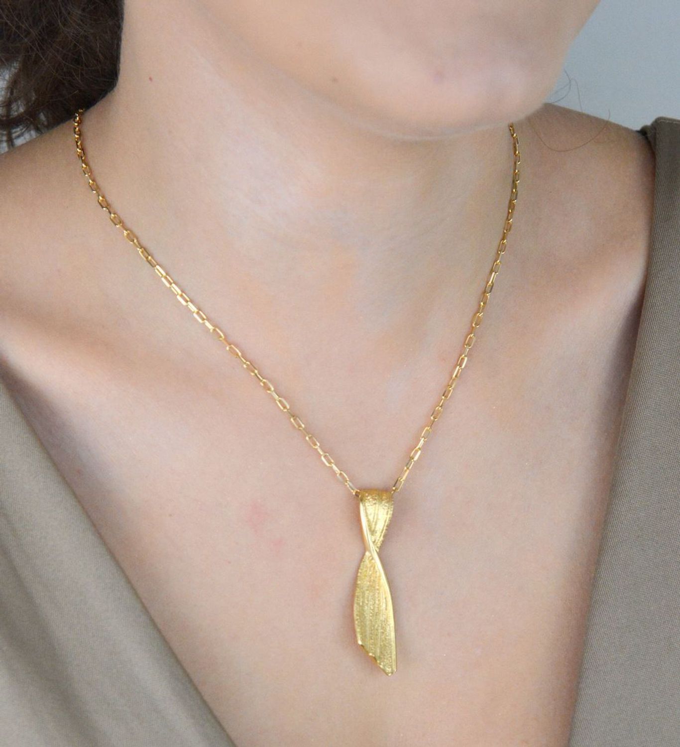 Srebrna zawieszka damska piaskowana pokryta złotem, DIA-ZAW-12381-925.jpg