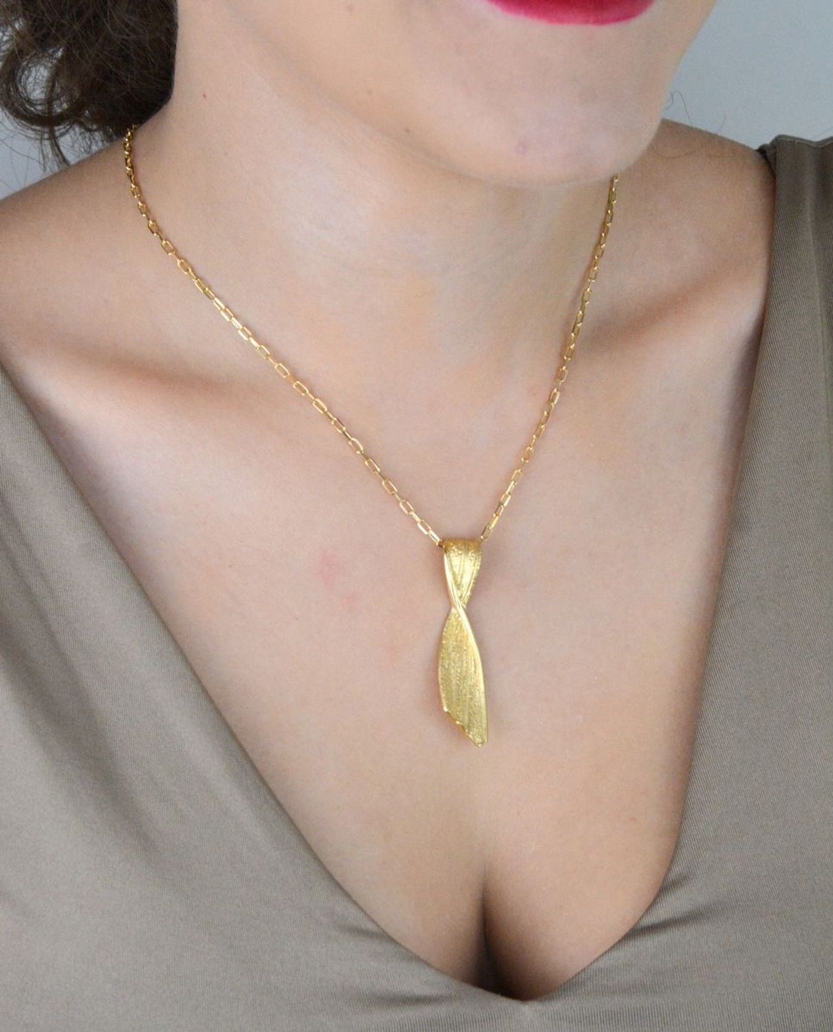 Srebrna zawieszka damska piaskowana pokryta złotem, DIA-ZAW-12381-925.jpg