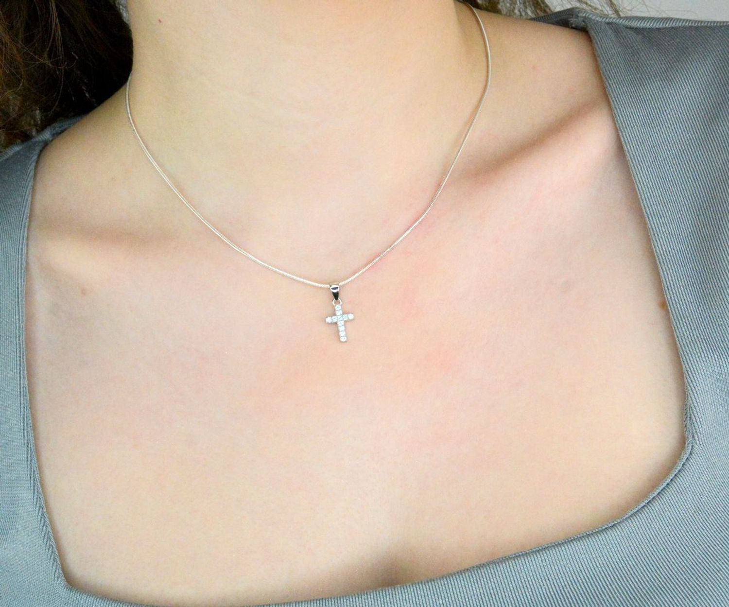 Srebrna zawieszka damska krzyżyk z cyrkoniami DIA-ZAW-12431-925. Srebrna zawieszka krzyż. Zawieszka krzyżyk z cyrkoniami. Zawieszka srebrna krzyż. Srebrny krzyżyk do łańcuszka.1.jpg