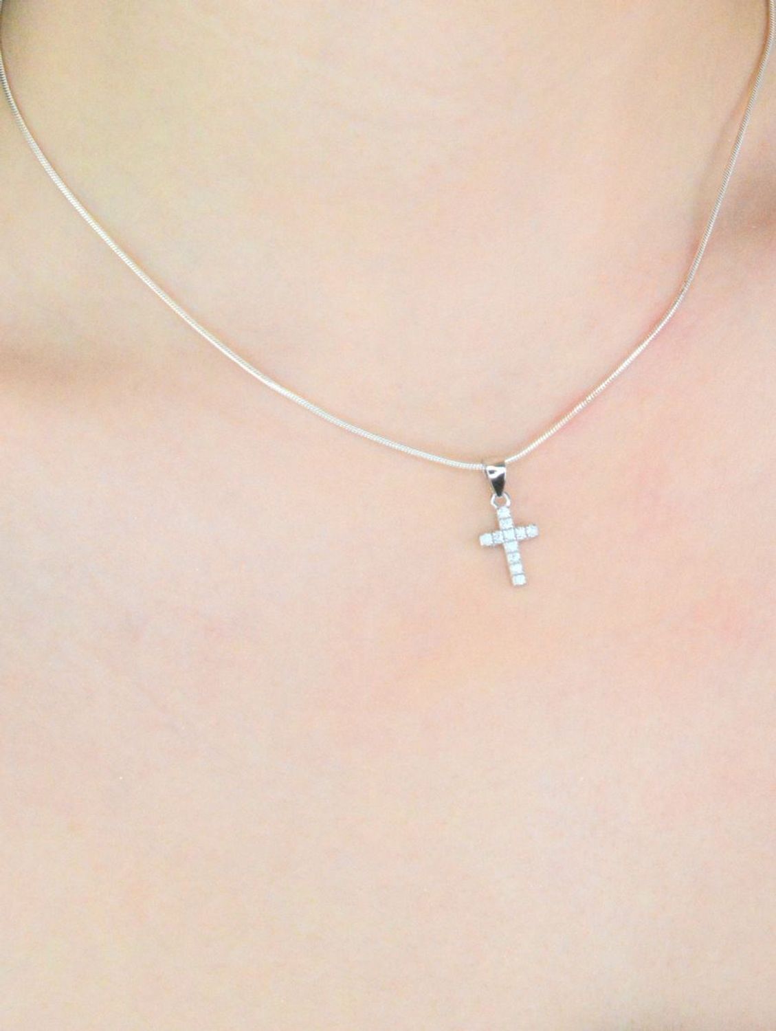 Srebrna zawieszka damska krzyżyk z cyrkoniami DIA-ZAW-12431-925. Srebrna zawieszka krzyż. Zawieszka krzyżyk z cyrkoniami. Zawieszka srebrna krzyż. Srebrny krzyżyk do łańcuszka.1.jpg