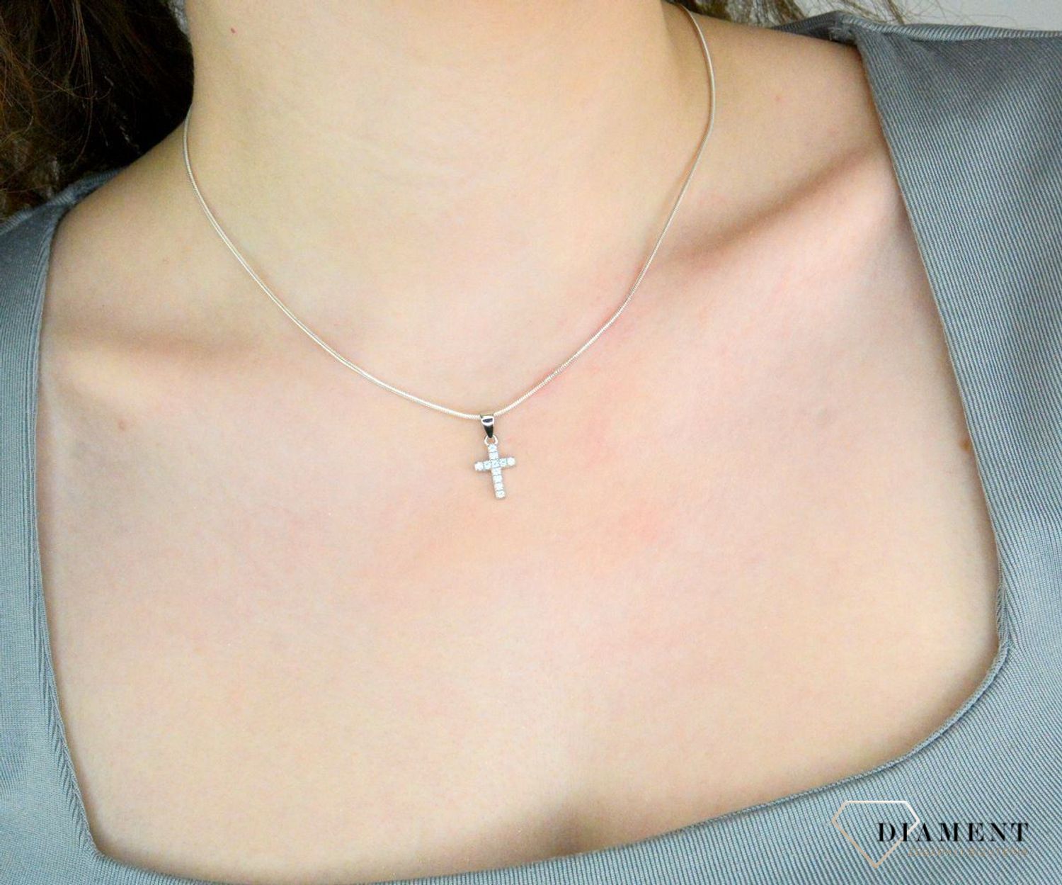 Srebrna zawieszka damska krzyżyk z cyrkoniami DIA-ZAW-12431-925. Srebrna zawieszka krzyż. Zawieszka krzyżyk z cyrkoniami. Zawieszka srebrna krzyż. Srebrny krzyżyk do łańcuszka.1.jpg