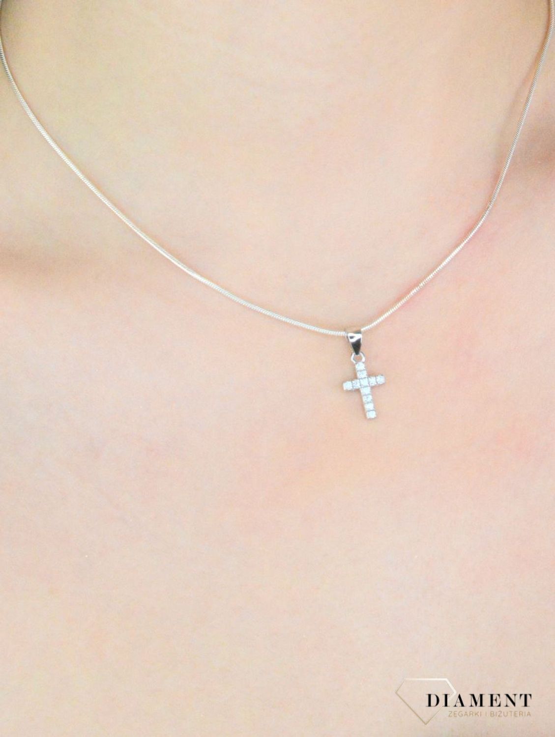 Srebrna zawieszka damska krzyżyk z cyrkoniami DIA-ZAW-12431-925. Srebrna zawieszka krzyż. Zawieszka krzyżyk z cyrkoniami. Zawieszka srebrna krzyż. Srebrny krzyżyk do łańcuszka.1.jpg