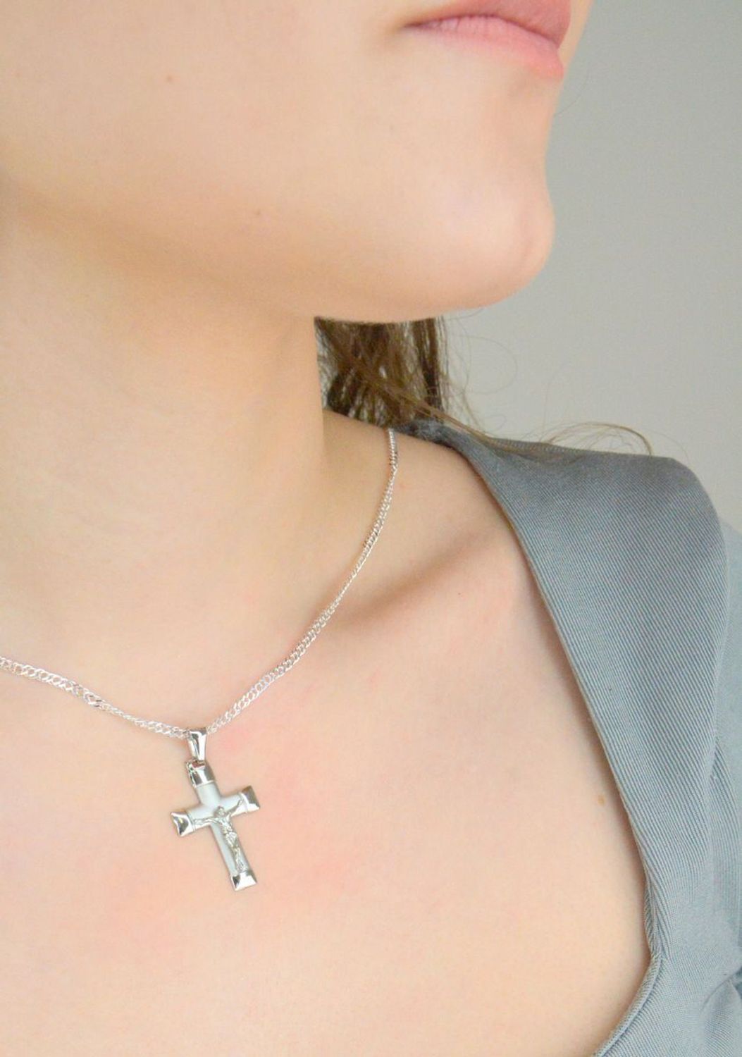 Srebrna zawieszka krzyż z wizerunkiem Jezusa Chrystusa DIA-ZAW-12432-925. Srebrna zawieszka krzyż. Zawieszka krzyżyk z wizerunkiem Jezusa. Zawieszka srebrna krzyż. Srebrny krzyżyk do łańcuszka.1.jpg