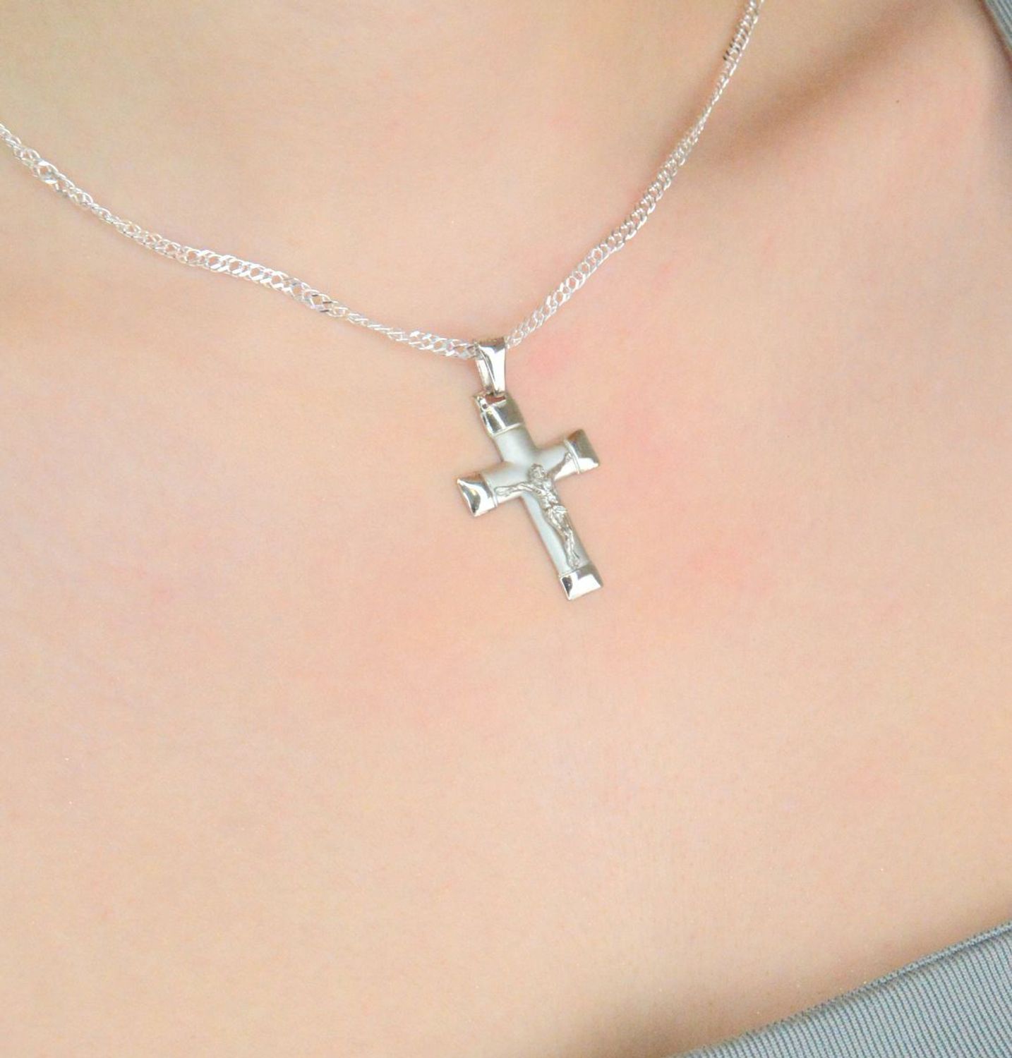 Srebrna zawieszka krzyż z wizerunkiem Jezusa Chrystusa DIA-ZAW-12432-925. Srebrna zawieszka krzyż. Zawieszka krzyżyk z wizerunkiem Jezusa. Zawieszka srebrna krzyż. Srebrny krzyżyk do łańcuszka.1.jpg