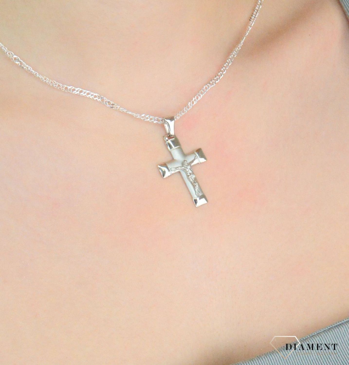 Srebrna zawieszka krzyż z wizerunkiem Jezusa Chrystusa DIA-ZAW-12432-925. Srebrna zawieszka krzyż. Zawieszka krzyżyk z wizerunkiem Jezusa. Zawieszka srebrna krzyż. Srebrny krzyżyk do łańcuszka.1.jpg