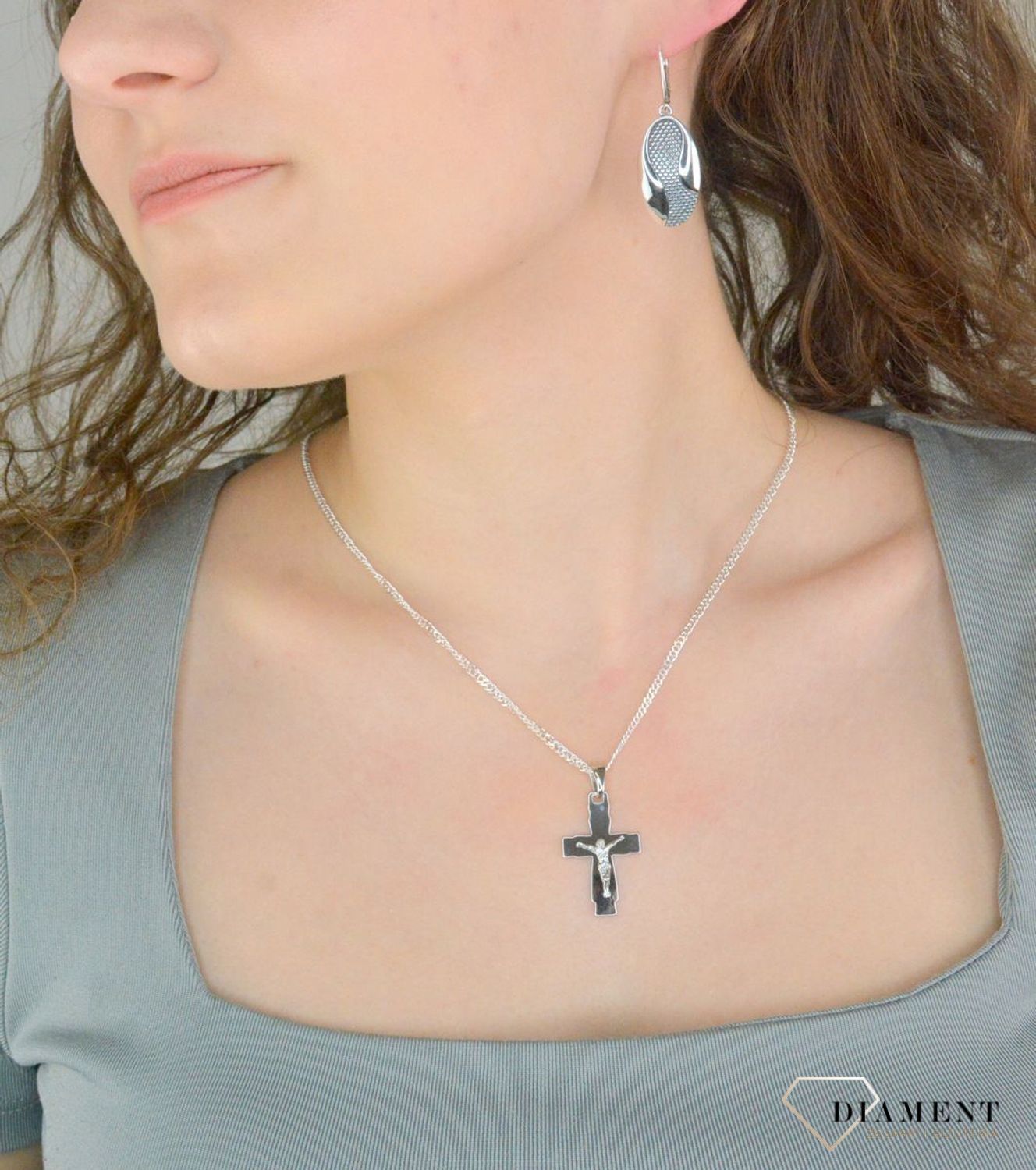 Srebrna zawieszka krzyż z wizerunkiem Jezusa Chrystusa DIA-ZAW-12433-925. Srebrna zawieszka krzyż. Zawieszka krzyżyk z wizerunkiem Jezusa. Zawieszka srebrna krzyż. Srebrny krzyżyk do łańcuszka.1.jpg