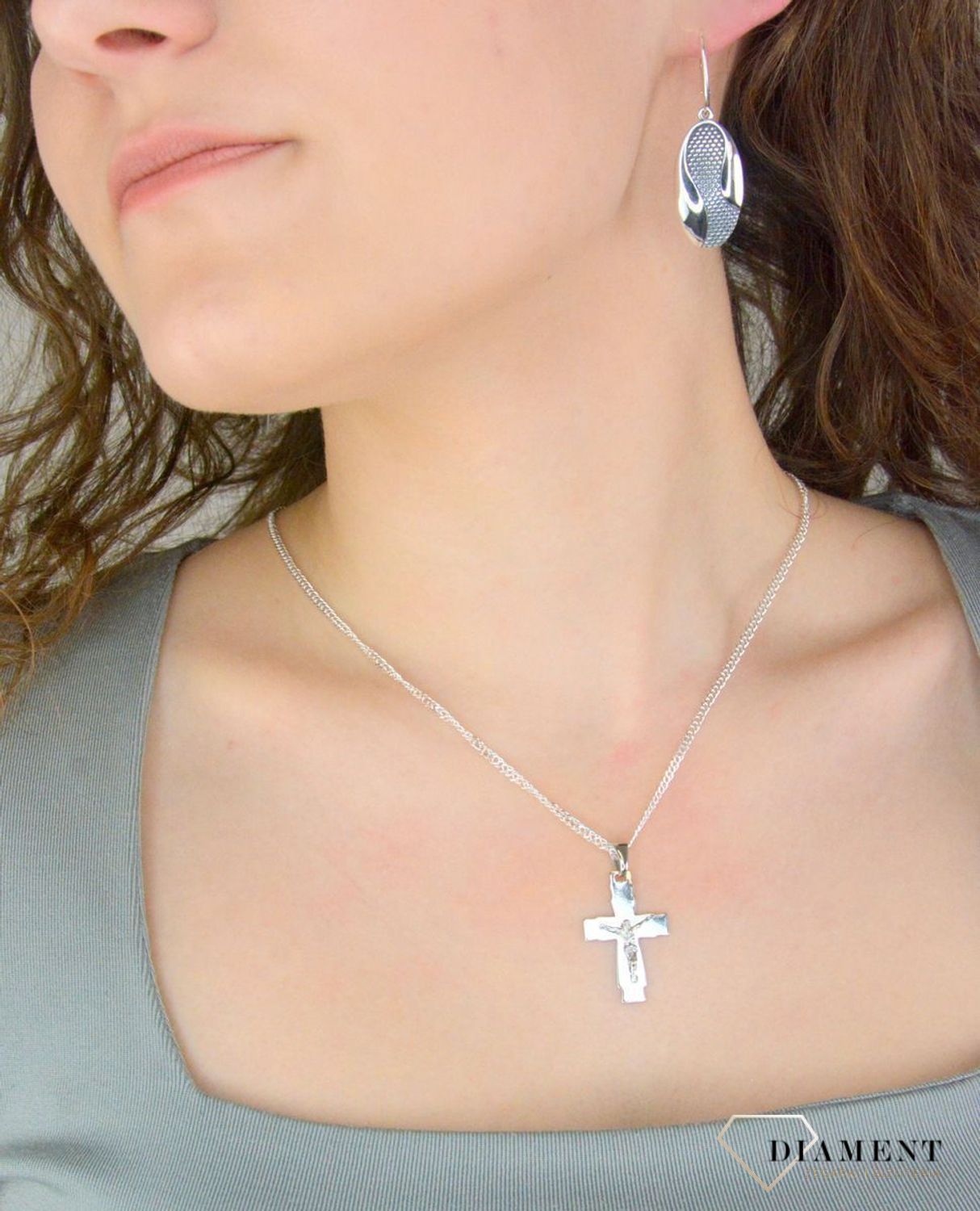 Srebrna zawieszka krzyż z wizerunkiem Jezusa Chrystusa DIA-ZAW-12433-925. Srebrna zawieszka krzyż. Zawieszka krzyżyk z wizerunkiem Jezusa. Zawieszka srebrna krzyż. Srebrny krzyżyk do łańcuszka.1.jpg