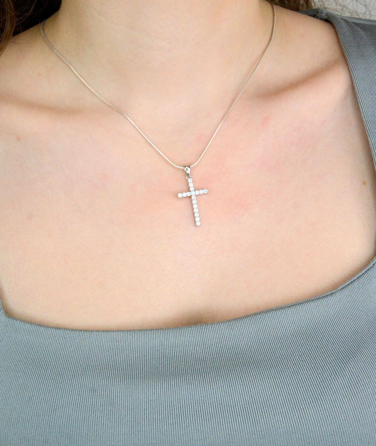 Srebrna zawieszka damska krzyż z cyrkoniami DIA-ZAW-12435-925. Srebrna zawieszka krzyż. Zawieszka krzyżyk z cyrkoniami. Zawieszka srebrna krzyż. Srebrny krzyżyk do łańcuszka.1.jpg