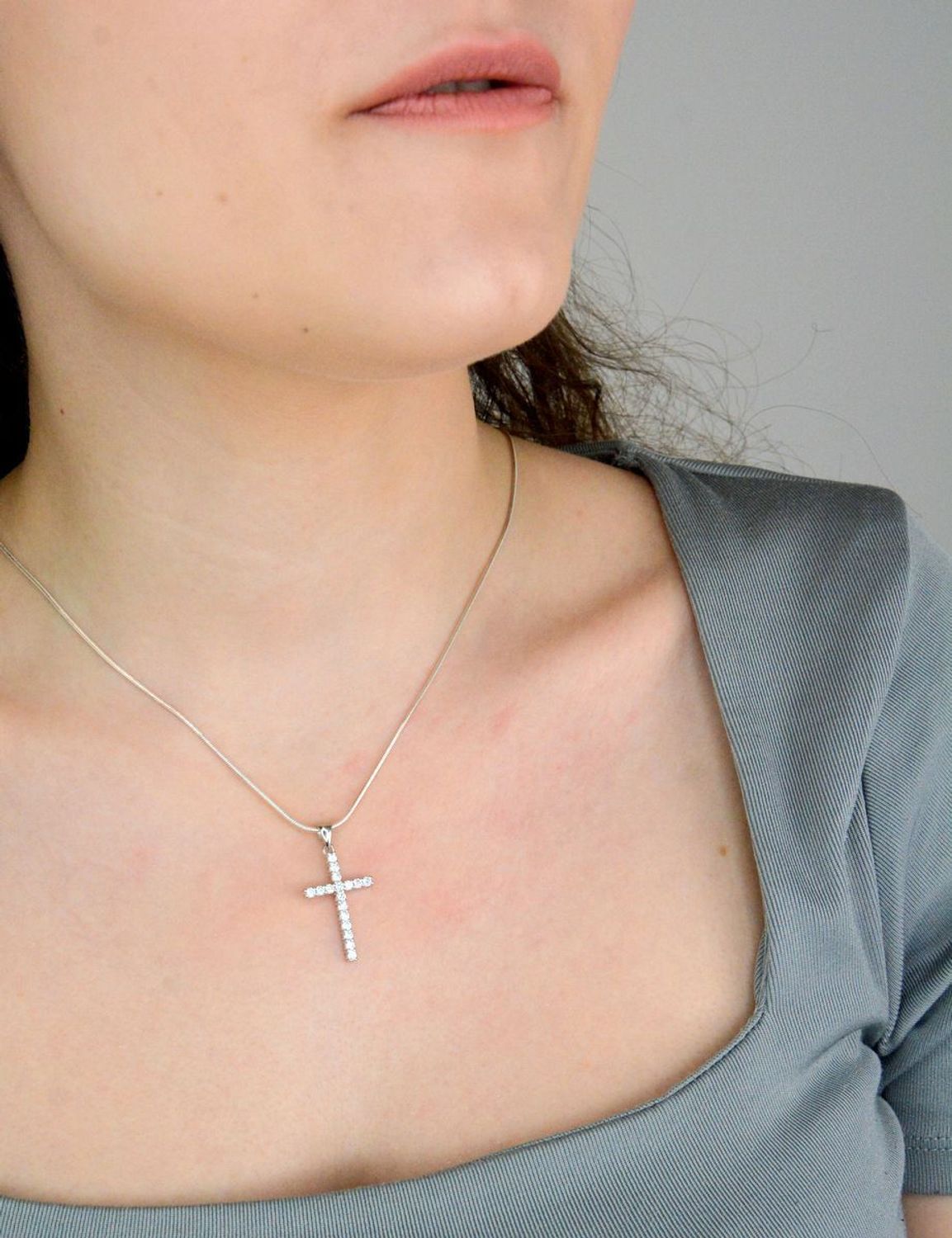 Srebrna zawieszka damska krzyż z cyrkoniami DIA-ZAW-12435-925. Srebrna zawieszka krzyż. Zawieszka krzyżyk z cyrkoniami. Zawieszka srebrna krzyż. Srebrny krzyżyk do łańcuszka.1.jpg