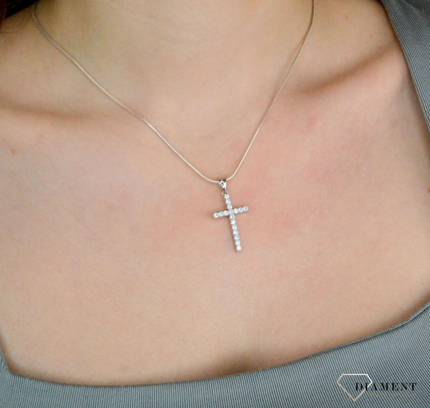 Srebrna zawieszka damska krzyż z cyrkoniami DIA-ZAW-12435-925. Srebrna zawieszka krzyż. Zawieszka krzyżyk z cyrkoniami. Zawieszka srebrna krzyż. Srebrny krzyżyk do łańcuszka.1.jpg