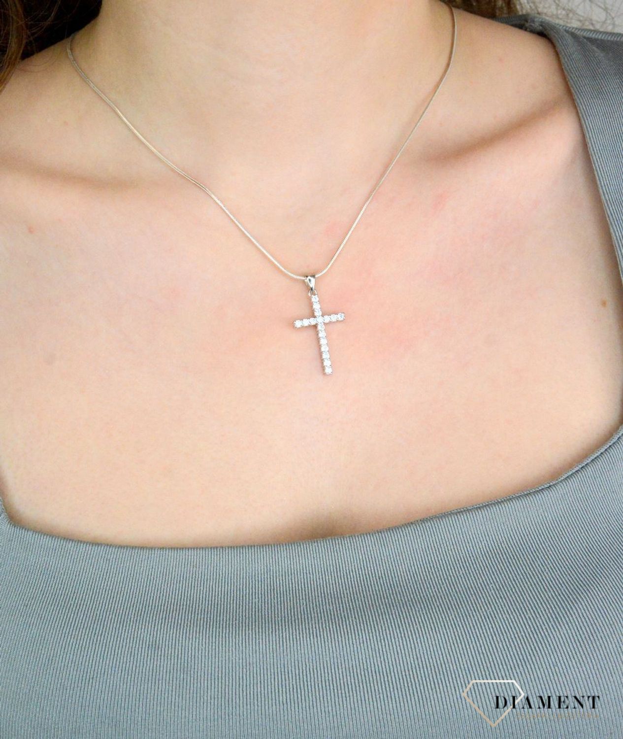 Srebrna zawieszka damska krzyż z cyrkoniami DIA-ZAW-12435-925. Srebrna zawieszka krzyż. Zawieszka krzyżyk z cyrkoniami. Zawieszka srebrna krzyż. Srebrny krzyżyk do łańcuszka.1.jpg