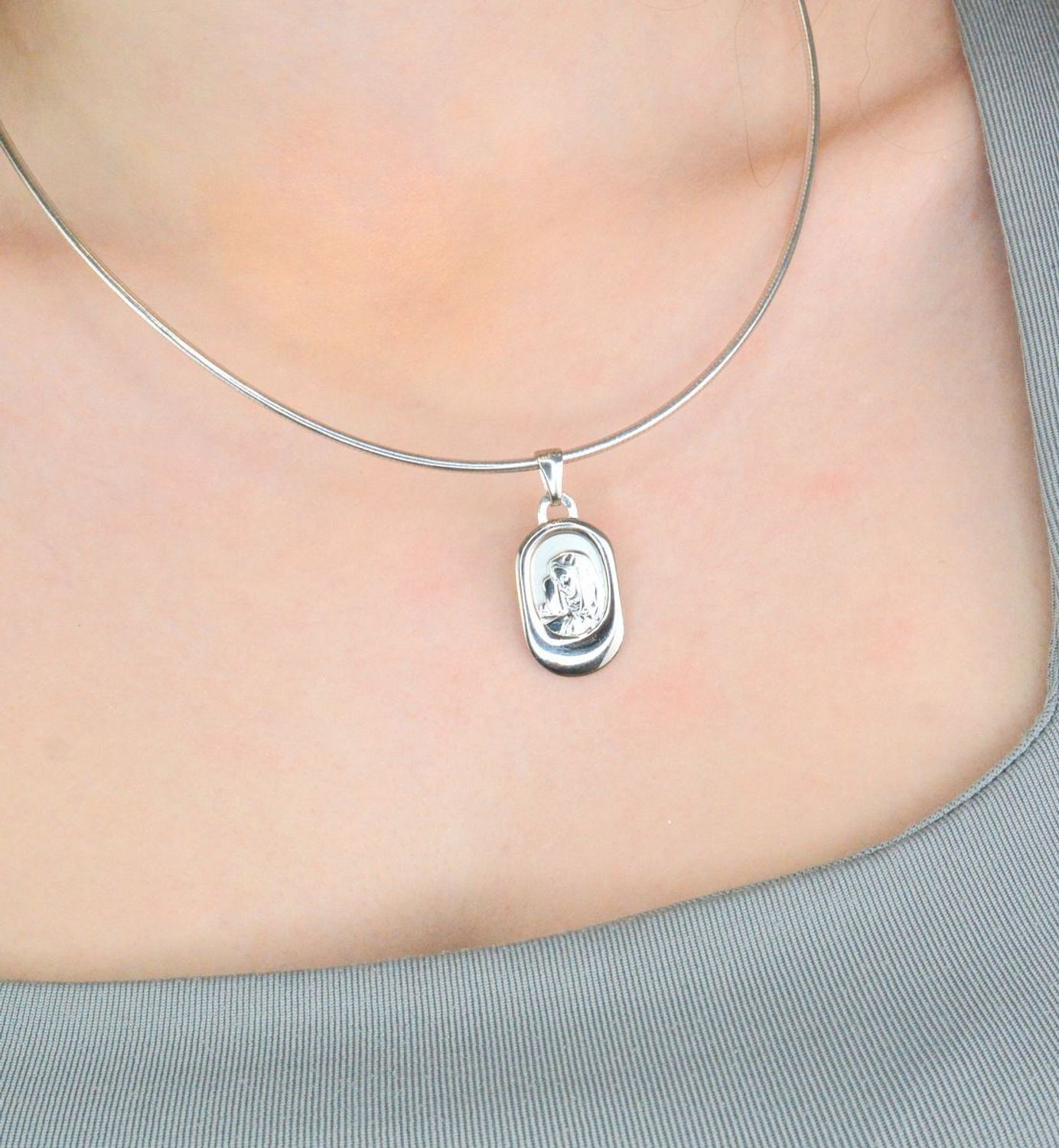 Srebrna zawieszka medalik 925 Matka Boska DIA-ZAW-12438-925. Srebrna zawieszka medalik. Zawieszka medalik z wizerunkiem Matki Boskiej. Zawieszka srebrna medalik święty. Srebrny medalik do łańcuszka.1.jpg