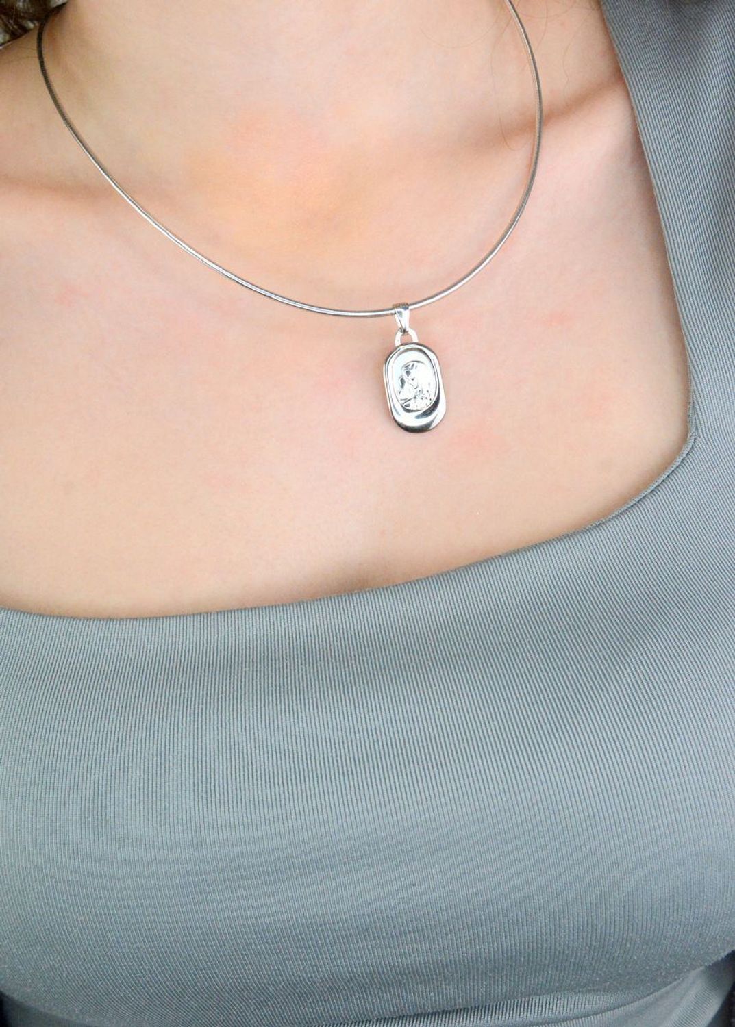 Srebrna zawieszka medalik 925 Matka Boska DIA-ZAW-12438-925. Srebrna zawieszka medalik. Zawieszka medalik z wizerunkiem Matki Boskiej. Zawieszka srebrna medalik święty. Srebrny medalik do łańcuszka.1.jpg