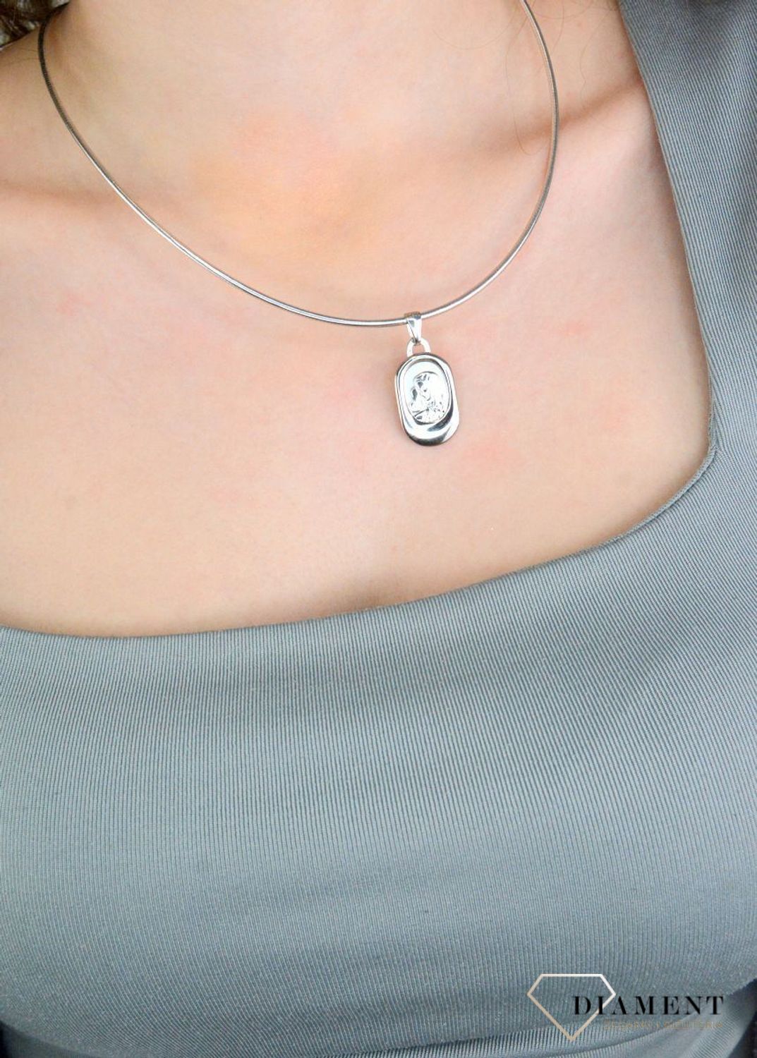 Srebrna zawieszka medalik 925 Matka Boska DIA-ZAW-12438-925. Srebrna zawieszka medalik. Zawieszka medalik z wizerunkiem Matki Boskiej. Zawieszka srebrna medalik święty. Srebrny medalik do łańcuszka.1.jpg