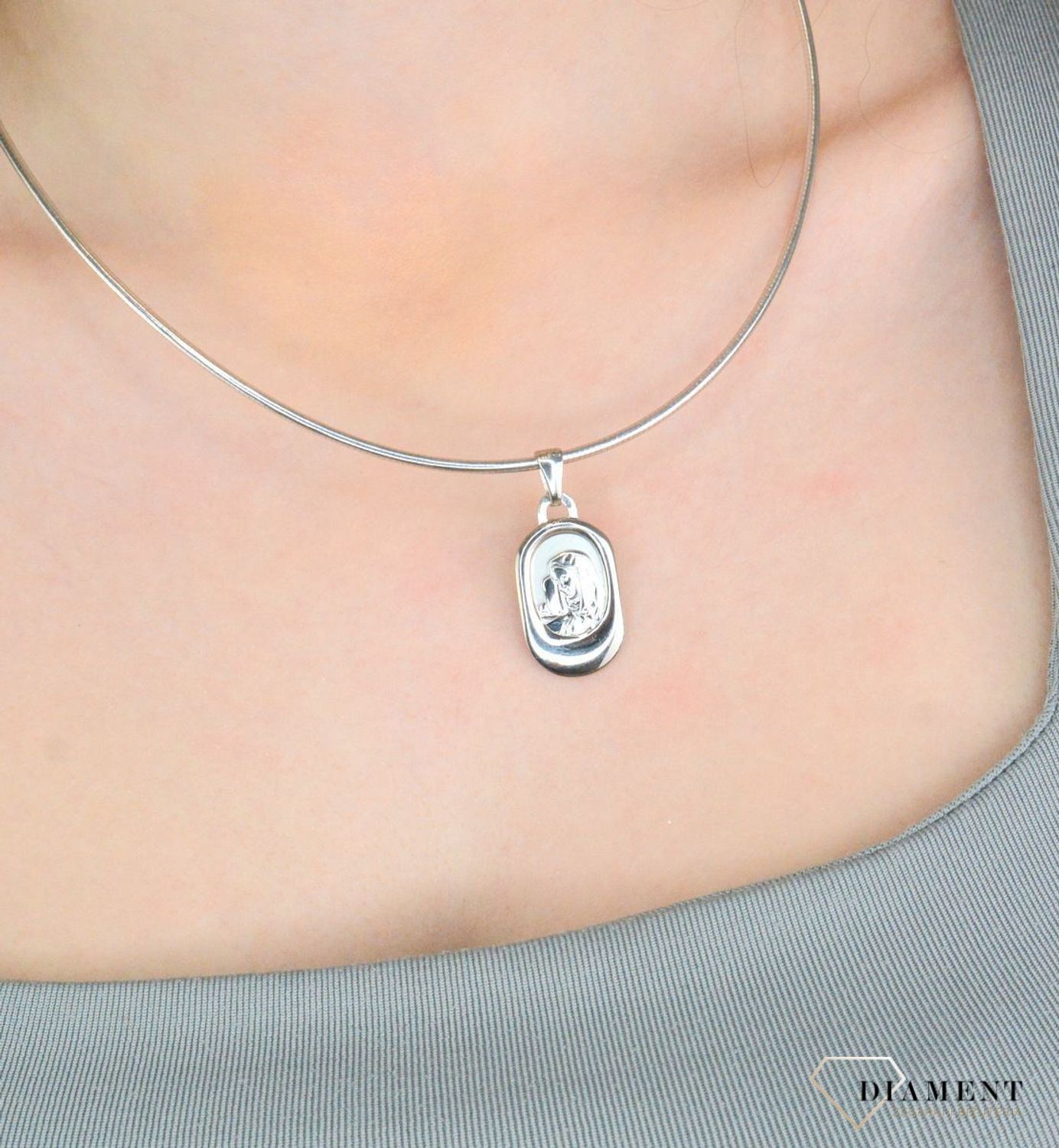 Srebrna zawieszka medalik 925 Matka Boska DIA-ZAW-12438-925. Srebrna zawieszka medalik. Zawieszka medalik z wizerunkiem Matki Boskiej. Zawieszka srebrna medalik święty. Srebrny medalik do łańcuszka.1.jpg