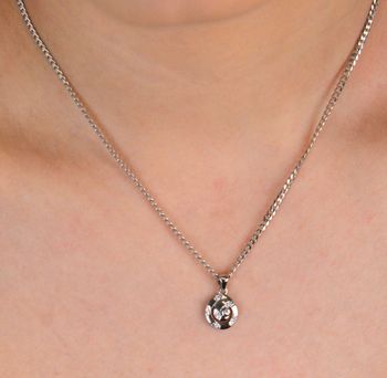 Zawieszka srebrna okrągła z cyrkoniami próba 925, DIA-ZAW-12529-925 Subtelna elegancja zaklęta w okrągłej formie – ta srebrna zawieszka z cyrkoniami to doskonały dodatek dla kobiet (1).JPG