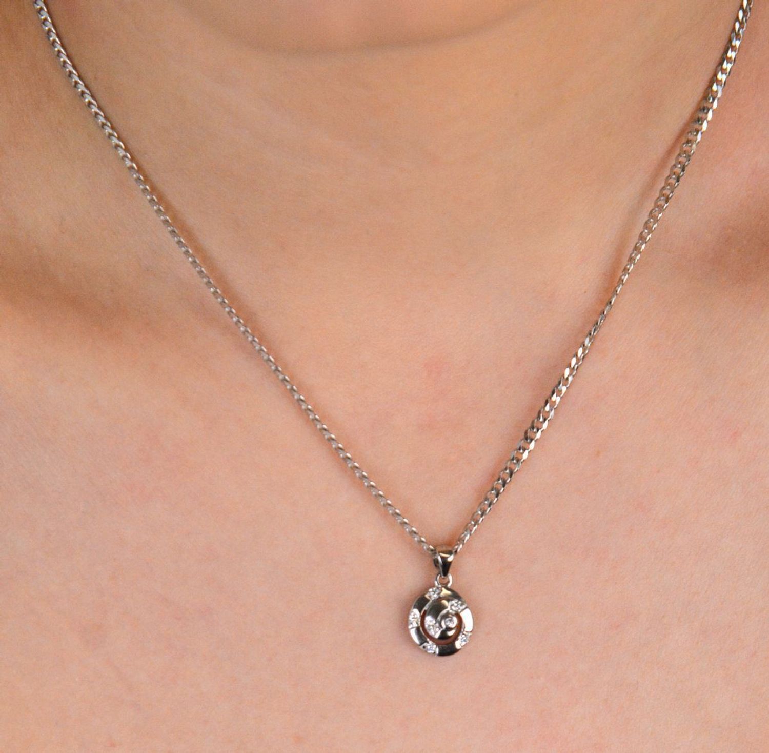 Zawieszka srebrna okrągła z cyrkoniami próba 925, DIA-ZAW-12529-925 Subtelna elegancja zaklęta w okrągłej formie – ta srebrna zawieszka z cyrkoniami to doskonały dodatek dla kobiet 1.jpg