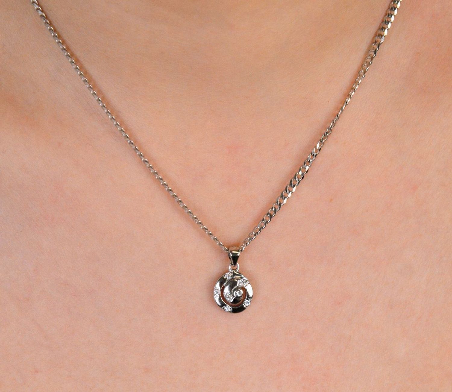 Zawieszka srebrna okrągła z cyrkoniami próba 925, DIA-ZAW-12529-925 Subtelna elegancja zaklęta w okrągłej formie – ta srebrna zawieszka z cyrkoniami to doskonały dodatek dla kobiet 1.jpg