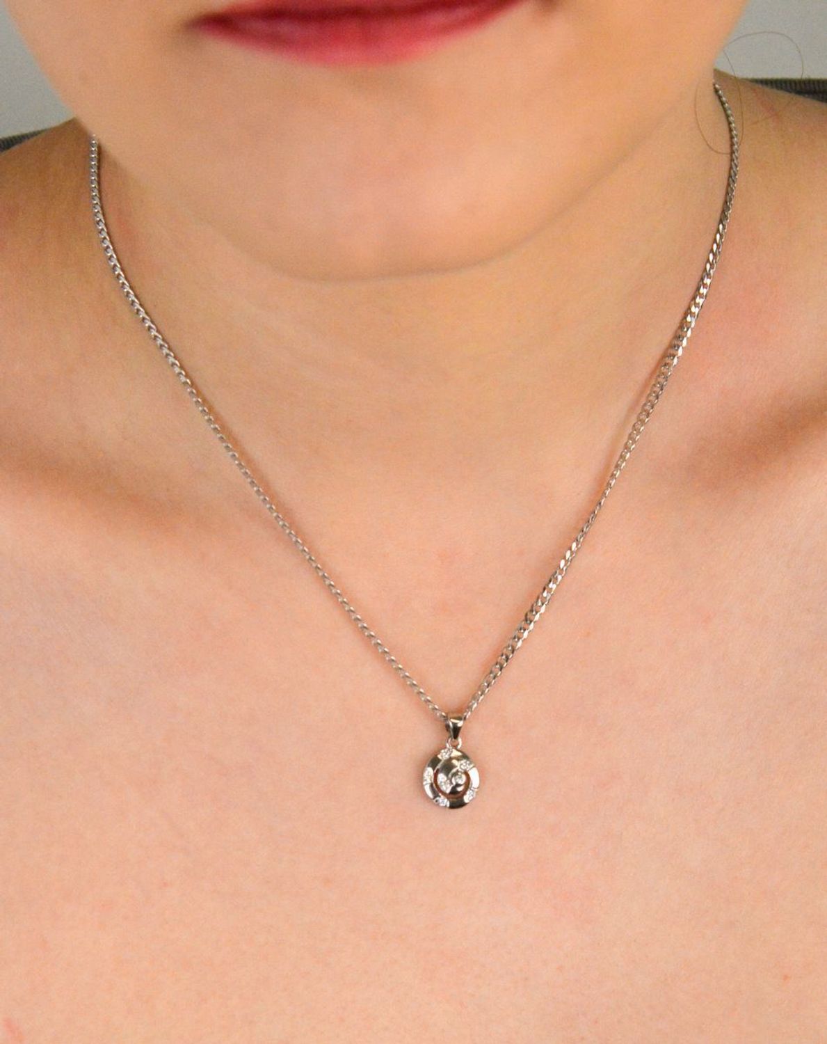 Zawieszka srebrna okrągła z cyrkoniami próba 925, DIA-ZAW-12529-925 Subtelna elegancja zaklęta w okrągłej formie – ta srebrna zawieszka z cyrkoniami to doskonały dodatek dla kobiet 1.jpg