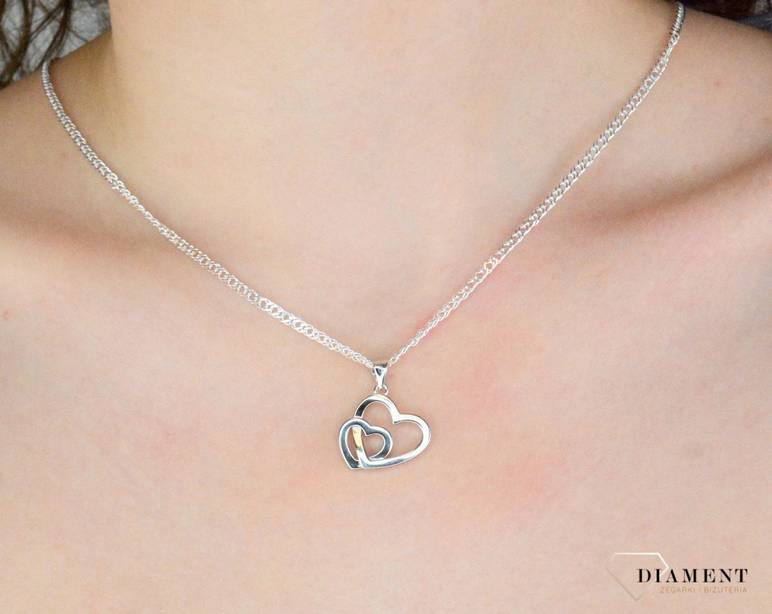 Srebrna zawieszka damska 925 podwójne serce z cyrkoniami DIA-ZAW-12532-925. Srebrna zawieszka damska. Srebrna zawieszka z cyrkoniami. Zawieszka srebrna damska. Zawieszka srebrna do łańcuszka na prezent.1.jpg